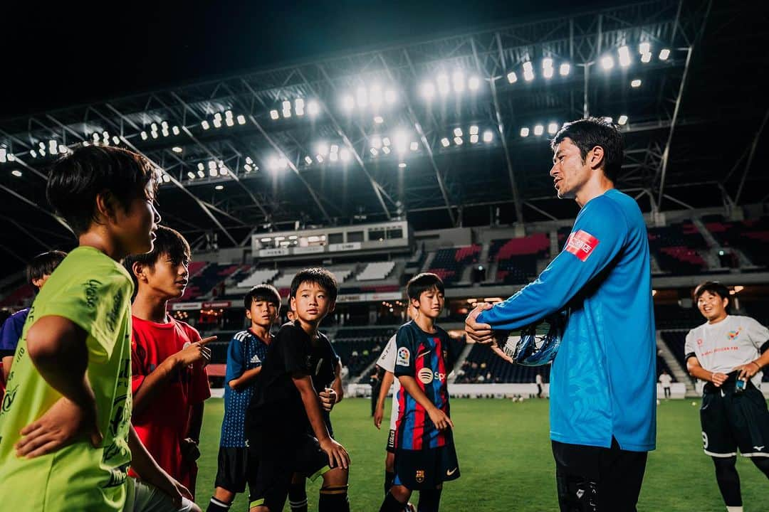 田中裕介さんのインスタグラム写真 - (田中裕介Instagram)「【参加講師】 第3回KANSAI SOCCER FESの講師は大久保嘉人氏、玉田圭司氏にお願いをしました。  川崎フロンターレ、セレッソ大阪時代にチームメイトとしてプレーさせてもらったお二方。  共にJリーグや日本代表で輝かしい成績を残した日本を代表する名ストライカーのお二人です。 ワールドカップや欧州リーグなどの大舞台で得点を重ねてきたお二人に今回は主に得点をとるために必要なシュートに特化したクリニックを担当して頂きました。  ウォーミングアップ、パート別トレーニング、ゲーム形式、PK対決のセッションを用意しました。  パート別トレーニングでは 現在高校サッカー強豪高校でもスペシャルコーチとして 指導にあたる玉田氏からは振り向きざまのトラップからのシュート。 大久保氏からはゴール前でのマークの外し方とシュートのインパクトの指導を行ってもらいました。 さらにアシスタントコーチにらゴール前でのシチュエーションを想定した3-3の対人トレーニング、スラロームからのダイレクトシュートのセッションを用意しました。  パートを３つに分ける事で様々なシチューションの中でのシュート機会を用意し、 子供達がより多くのシュートを打つ回数を増やす事に成功したと思います。 その効果もありその後に行ったゲーム形式では多くのゴールが生まれていました。  偉大なお二方に説明をするのは気合いが入りました。 久しぶりにお会いできた事や尊敬する大先輩とまたピッチで仕事ができた事は嬉しいかぎりでした！  講師のお二方ご協力 ありがとうございました🙇  #大久保嘉人 @yoshito13  #玉田圭司 @keijitamada_official   #kansaisoccerfes  @kansai_soccer_fes」10月1日 13時48分 - yusuketanaka_official