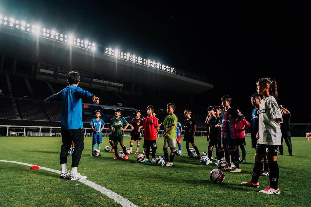 田中裕介さんのインスタグラム写真 - (田中裕介Instagram)「【参加講師】 第3回KANSAI SOCCER FESの講師は大久保嘉人氏、玉田圭司氏にお願いをしました。  川崎フロンターレ、セレッソ大阪時代にチームメイトとしてプレーさせてもらったお二方。  共にJリーグや日本代表で輝かしい成績を残した日本を代表する名ストライカーのお二人です。 ワールドカップや欧州リーグなどの大舞台で得点を重ねてきたお二人に今回は主に得点をとるために必要なシュートに特化したクリニックを担当して頂きました。  ウォーミングアップ、パート別トレーニング、ゲーム形式、PK対決のセッションを用意しました。  パート別トレーニングでは 現在高校サッカー強豪高校でもスペシャルコーチとして 指導にあたる玉田氏からは振り向きざまのトラップからのシュート。 大久保氏からはゴール前でのマークの外し方とシュートのインパクトの指導を行ってもらいました。 さらにアシスタントコーチにらゴール前でのシチュエーションを想定した3-3の対人トレーニング、スラロームからのダイレクトシュートのセッションを用意しました。  パートを３つに分ける事で様々なシチューションの中でのシュート機会を用意し、 子供達がより多くのシュートを打つ回数を増やす事に成功したと思います。 その効果もありその後に行ったゲーム形式では多くのゴールが生まれていました。  偉大なお二方に説明をするのは気合いが入りました。 久しぶりにお会いできた事や尊敬する大先輩とまたピッチで仕事ができた事は嬉しいかぎりでした！  講師のお二方ご協力 ありがとうございました🙇  #大久保嘉人 @yoshito13  #玉田圭司 @keijitamada_official   #kansaisoccerfes  @kansai_soccer_fes」10月1日 13時48分 - yusuketanaka_official