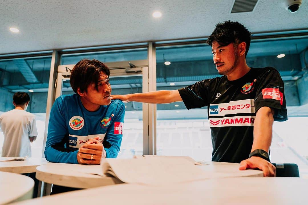 田中裕介さんのインスタグラム写真 - (田中裕介Instagram)「【参加講師】 第3回KANSAI SOCCER FESの講師は大久保嘉人氏、玉田圭司氏にお願いをしました。  川崎フロンターレ、セレッソ大阪時代にチームメイトとしてプレーさせてもらったお二方。  共にJリーグや日本代表で輝かしい成績を残した日本を代表する名ストライカーのお二人です。 ワールドカップや欧州リーグなどの大舞台で得点を重ねてきたお二人に今回は主に得点をとるために必要なシュートに特化したクリニックを担当して頂きました。  ウォーミングアップ、パート別トレーニング、ゲーム形式、PK対決のセッションを用意しました。  パート別トレーニングでは 現在高校サッカー強豪高校でもスペシャルコーチとして 指導にあたる玉田氏からは振り向きざまのトラップからのシュート。 大久保氏からはゴール前でのマークの外し方とシュートのインパクトの指導を行ってもらいました。 さらにアシスタントコーチにらゴール前でのシチュエーションを想定した3-3の対人トレーニング、スラロームからのダイレクトシュートのセッションを用意しました。  パートを３つに分ける事で様々なシチューションの中でのシュート機会を用意し、 子供達がより多くのシュートを打つ回数を増やす事に成功したと思います。 その効果もありその後に行ったゲーム形式では多くのゴールが生まれていました。  偉大なお二方に説明をするのは気合いが入りました。 久しぶりにお会いできた事や尊敬する大先輩とまたピッチで仕事ができた事は嬉しいかぎりでした！  講師のお二方ご協力 ありがとうございました🙇  #大久保嘉人 @yoshito13  #玉田圭司 @keijitamada_official   #kansaisoccerfes  @kansai_soccer_fes」10月1日 13時48分 - yusuketanaka_official