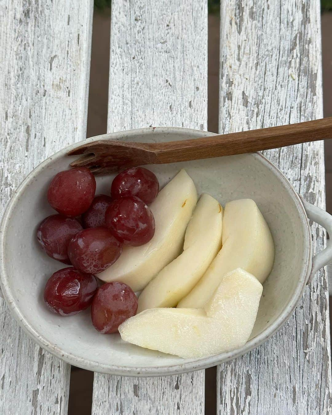 RIKACOのインスタグラム：「😊Hello Sunday 朝は必ず白湯を飲んで身体を温めて代謝を上げる👍それから旬のフルーツを頂く！酵素をしっかり朝取る事がインナービューティーにとても良いのだ☺️長い事続けているよ👍秋は美味しいフルーツが沢山だから嬉しい❤️ 今日は洋梨🍐と葡萄🍇　幸せな朝でした😌 #朝のルーティン #酵素生活  #果物　#野菜　大切な酵素👍 from my kitchen」