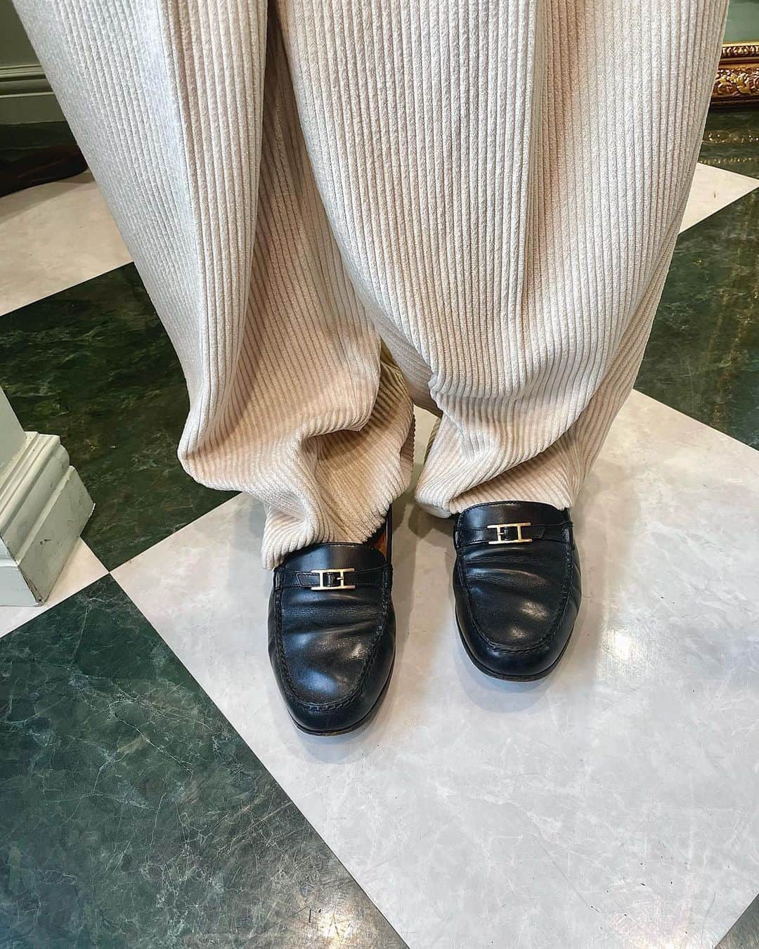 vintage Qooさんのインスタグラム写真 - (vintage QooInstagram)「The Season of Loafer ✨  ▼Customer service English/Chinese/Korean/Japanese *Please feel free to contact us! *商品が見つからない場合にはDMにてお問い合わせください   ▼International shipping via our online store. Link in bio.  #tokyovintageshop #오모테산도 #omotesando #aoyama #表參道 #명품빈티지 #빈티지패션 #도쿄빈티지샵  #ヴィンテージファッション #ヴィンテージショップ #hermesshoes #guccishoes #vintageshoes」10月1日 12時20分 - vintageqoo
