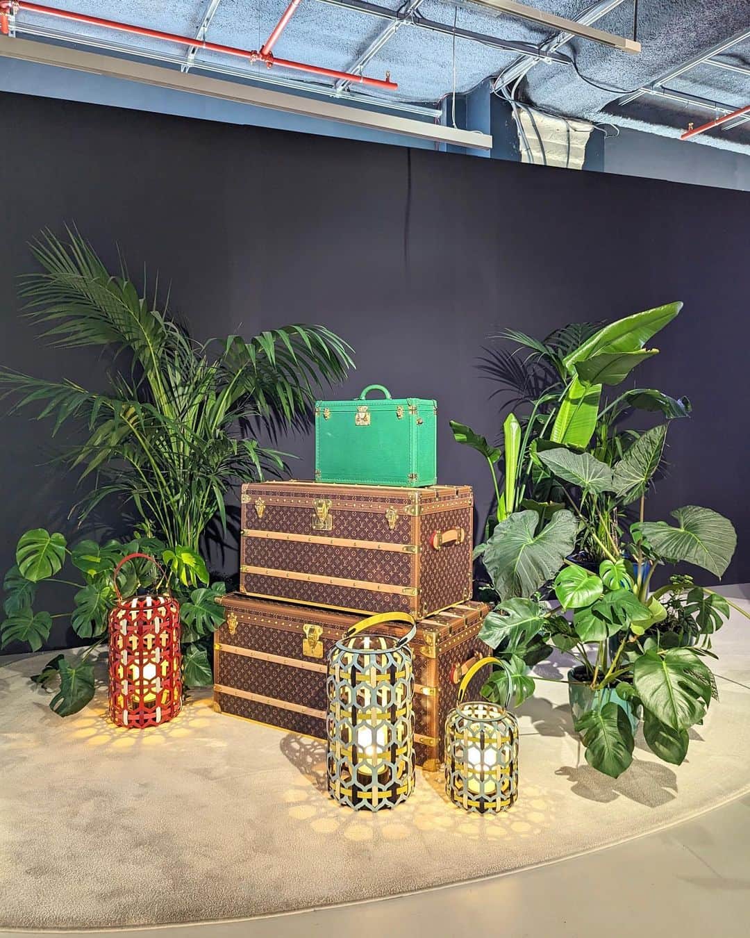 のインスタグラム：「. LV DREAM🌈 創業160年以上にわたり、さまざまなアーティストやクリエイターたちとコラボレーションしてきたルイ・ヴィトンの歴史を貴重な作品とイマーシブな展示で巡る展覧会。 著名なアーティストによって再解釈されたアイコニックなモノグラム、プレタポルテの多彩なコラボレーション、アーティストたちがバッグ「カプシーヌ」に斬新な新解釈を加えた「アーティーカプシーヌ コレクション」、なかなかお目にかかれないスペシャルオーダーのアイテムなど見応え抜群！ ノスタルジックなシリーズや昔所有していたバッグにも出逢えて懐かしさを感じました🌸 2023年11月15日までの限定開催です。 . . #lvdream #louisvuitton #paris #chevalblanc #chevalblancparis #ayumi_y_travel #ルイヴィトン #パリ #パリ旅行 #フランス #フランス旅行 #ヨーロッパ周遊」