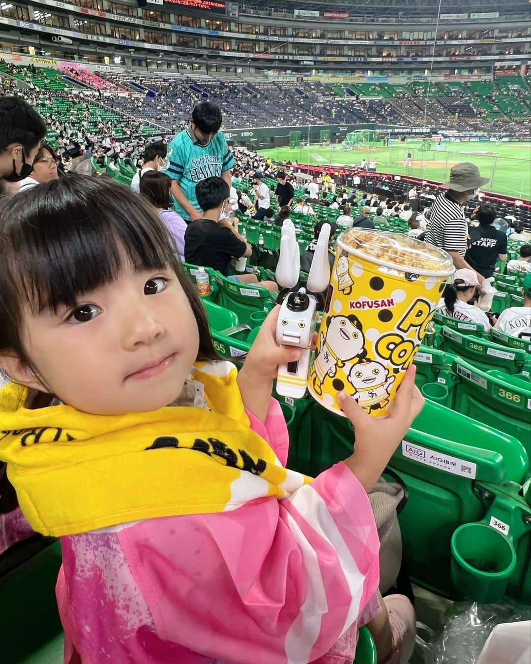 橘リンさんのインスタグラム写真 - (橘リンInstagram)「昨日は行ってみたかった ソフトバンクホークスの試合⚾️  サヨナラホームランで大逆転して 大盛り上がり！花火も打ち上がったり 初めて観に行ったけど楽しかった🥳  試合の前にドーム目の前にある BOSS E・ZO FUKUOKAで色んなイベントが 開催されていたので遊びに行ってきたよ👨‍👩‍👧  まずはサラちゃん大好きチームラボ🪄 立体的なアートに魅了されつつ、 子供が喜ぶ仕掛けもあってサラちゃんはしゃいでた👧🏻💓  そして「NARUTO THE GALLERY FUKUOKA」も 期間限定で開催されててパパの1番大好きなアニメ！！ という事でお邪魔しました🥷  大興奮なパパと 初めてのNARUTOのサラちゃんでした👧🏻  その後はEZOでご飯も食べたよ🍚  今日はドームが開放されるイベントもやってて 試合もやってて大盛り上がりな1日だった〜🏟️  #PR #ezofukuoka #イーゾ福岡 #SoftBankHawks #ソフトバンクホークス #ホークス #PayPayドーム  #チームラボ #チームラボ福岡 #チームラボフォレスト #NARUTOTHEGALLERY #NARUTO #grl #グレイル #ママコーデ #プチプラコーデ」10月1日 12時35分 - rincharon