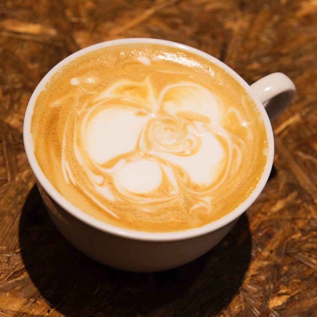 クリエイターズ・ファイル公式（ロバート秋山）さんのインスタグラム写真 - (クリエイターズ・ファイル公式（ロバート秋山）Instagram)「10月1日はコーヒーの日。  トータル・バリスタの盛伸市。 豆を栽培する農園の方々と関わり、その後珈琲がみなさんの口元へ届くまで、すべてを手がけるというのは有名な話。  では、盛が運営するカフェの名前は何でしょう?!  答えは明日の投稿の最後で! ※昨日のクイズの答え→「頭食デスマッチ」  #クリエイターズファイル #盛伸市 #バリスタ #コーヒー #カフェ #クリエイター #クリエイティブ #写真日記 #日記 #記念日 #ダイアリー #クイズ #サプライズ #netflix #毎日投稿 #ロバート秋山 #お笑い好き」10月1日 12時27分 - creatorsfile_officialgoods