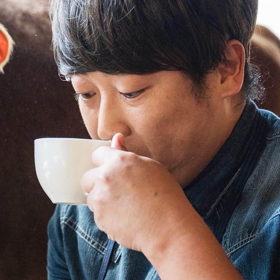 クリエイターズ・ファイル公式（ロバート秋山）さんのインスタグラム写真 - (クリエイターズ・ファイル公式（ロバート秋山）Instagram)「10月1日はコーヒーの日。  トータル・バリスタの盛伸市。 豆を栽培する農園の方々と関わり、その後珈琲がみなさんの口元へ届くまで、すべてを手がけるというのは有名な話。  では、盛が運営するカフェの名前は何でしょう?!  答えは明日の投稿の最後で! ※昨日のクイズの答え→「頭食デスマッチ」  #クリエイターズファイル #盛伸市 #バリスタ #コーヒー #カフェ #クリエイター #クリエイティブ #写真日記 #日記 #記念日 #ダイアリー #クイズ #サプライズ #netflix #毎日投稿 #ロバート秋山 #お笑い好き」10月1日 12時27分 - creatorsfile_officialgoods