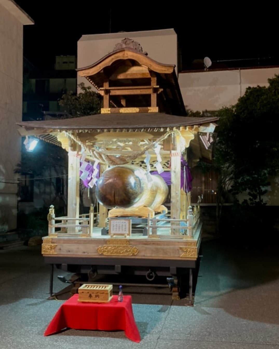 稲取銀水荘さんのインスタグラム写真 - (稲取銀水荘Instagram)「天下の奇祭が4年間の沈黙を破り ついに・・・復活！  昨日は16時～出店がはじまり、19時～のイベント、 花火打上20:40～などイベント盛りだくさんでした🙌✨  「どんつく祭」は伊豆稲取温泉に伝わる夫婦和合・子孫繁栄・無病息災を神様にご祈願する由緒正しいお祭り🏮  本日10/1も開催中です！  🍖11:00～ どんつくフードフェス 🎇20:40～ 打ち上げ花火  稲取銀水荘からは歩いて5分の距離がどんつく祭特設会場になっています。 ぜひお立ち寄りください！  #稲取銀水荘 #東伊豆 #伊豆稲取 #伊豆旅行 #稲取温泉 #自家源泉 #オーシャンビュー客室 #オーシャンビュー #相模灘 #温泉旅行 #温泉旅館 #海の見える宿 #女子旅 #銀水荘 #ただいまの言える町 #東伊豆町 #露天風呂付き客室 #露天風呂 #izu #inatori #どんつく祭 #花火」10月1日 12時27分 - inatoriginsuisosta_izu