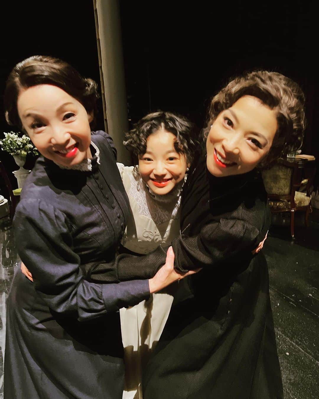 霧矢大夢さんのインスタグラム写真 - (霧矢大夢Instagram)「三人姉妹思い出✨  開演前のルーティン、 三姉妹ハグ😁 毎回絆を深めていました☺️☺️☺️  #三人姉妹 #保坂知寿　さん #平体まひろ　ちゃん #霧矢大夢」10月1日 12時27分 - kiriya_hiromu_kiriyan