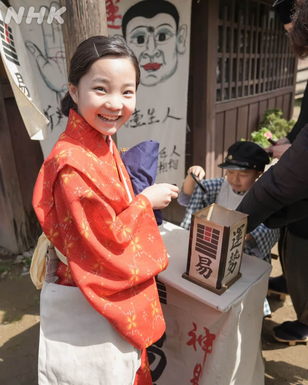 ブギウギさんのインスタグラム写真 - (ブギウギInstagram)「🔍易者さんいわく「一日一善、一生懸命コツコツコツ…」  毎朝学校に行く道で易者さんに占ってもらう鈴ちゃん。毎日見ても手相は変わりませんよ。  ロケでは占い道具を気に入った六郎くんに、席を取られてしまっていた易者さんでした。  #なだぎ武 #澤井梨丘 #又野暁仁 #スズちゃん #六ちゃん #易者さん #ブギウギ #朝ドラ」10月2日 8時35分 - asadora_bk_nhk