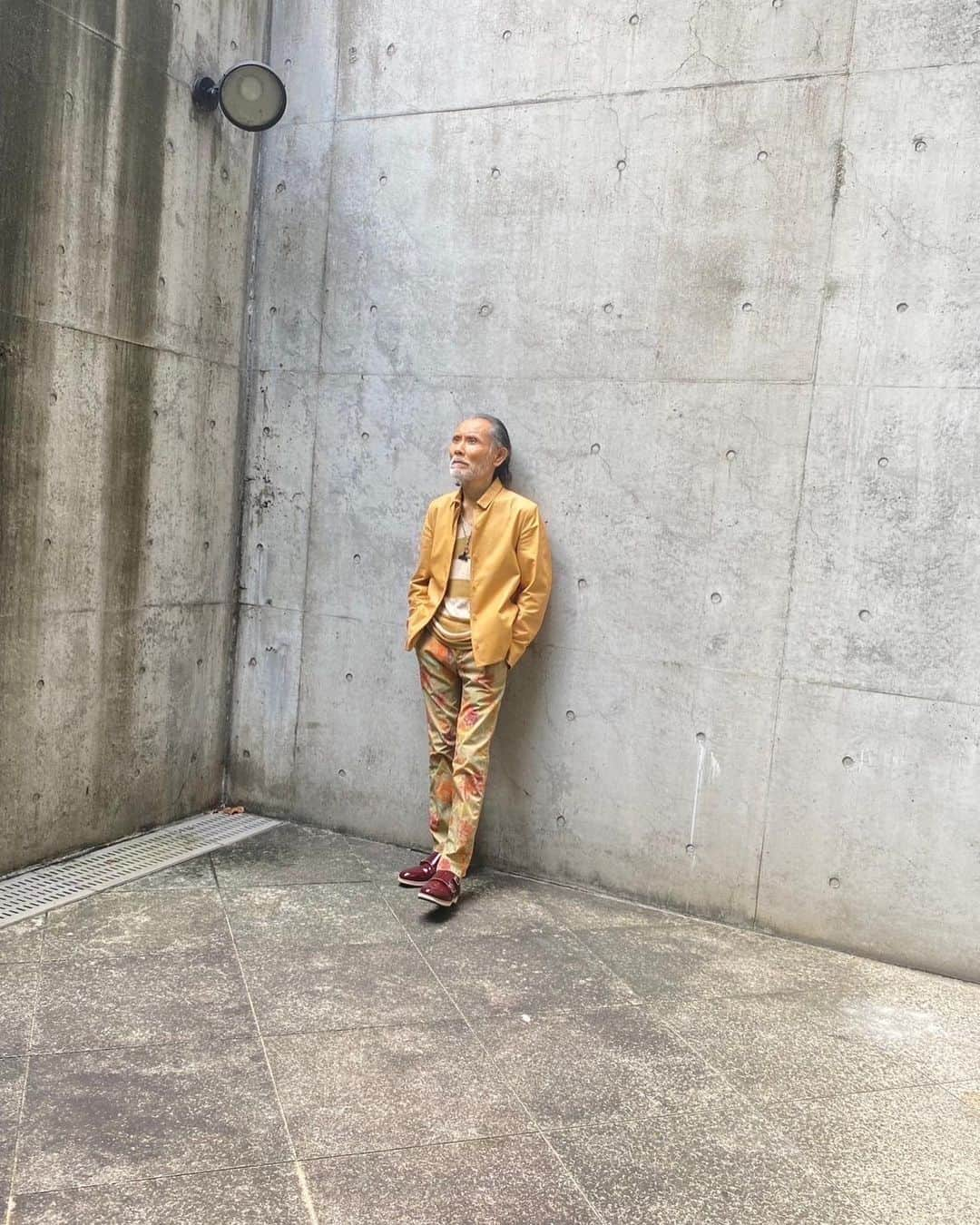 片岡鶴太郎のインスタグラム：「取材、インタビュー🎤 秋スタイル🍂  ⭐️JIL SANDER（ジルサンダー）ジャケット☝️  ⭐️GIANFRANCO FERRE （ジャンフランコ・フェレ）サマーニット🧶  ⭐️オリジナルオーダーメイドパンツ🩳  ⭐️ネックレスGUCCI（グッチ）・ドルフィンテール🐬  ⭐️オリジナルエナメルシューズ👞  #片岡鶴太郎#俳優#画家#ヨーギー#ヨガ#つるちゃん#オシャレ#古着#太田プロ#芸人#ぴよこちゃん#おでん芸#ものまね#ボクシング#ちょっちゅね#秋#スタイル#jilsander#gianfrancoferre#original#gucci」