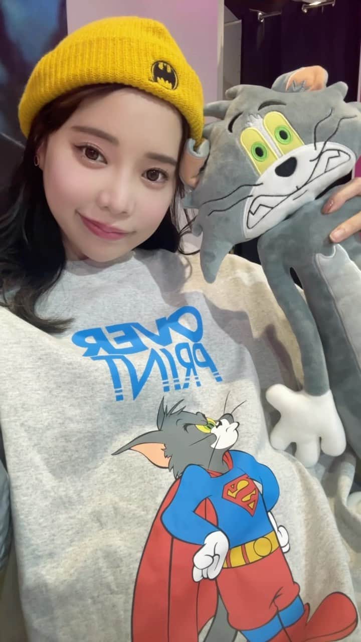 林田沙綾のインスタグラム：「SHIBUYA109 8Fで１日限定で開催された 『SHIBUYA109 x WARNER BROS. 100TH ANNIVERSARY CAMPAIGN』 のレセプションにいってきたよ🍞  だいすきな、トゥイーティーに 会えてhappy🐤🥚  ひかると2人でワチャワチャしてたっ🥚🥚🥚  キャンペーンは10月15日まで開催してるみたいなので 気になる方はぜひいってみてね💞  かわいいパーカーも、販売してたので 2着きてみたっ🤍 グレーのトムのスウェットが、お気に入り🫶🏻  #WB100 #ワーナー100周年 #ルーニーテューンズ　 #トムとジェリー　 #109xワーナー100 #PR  @109_shibuya」