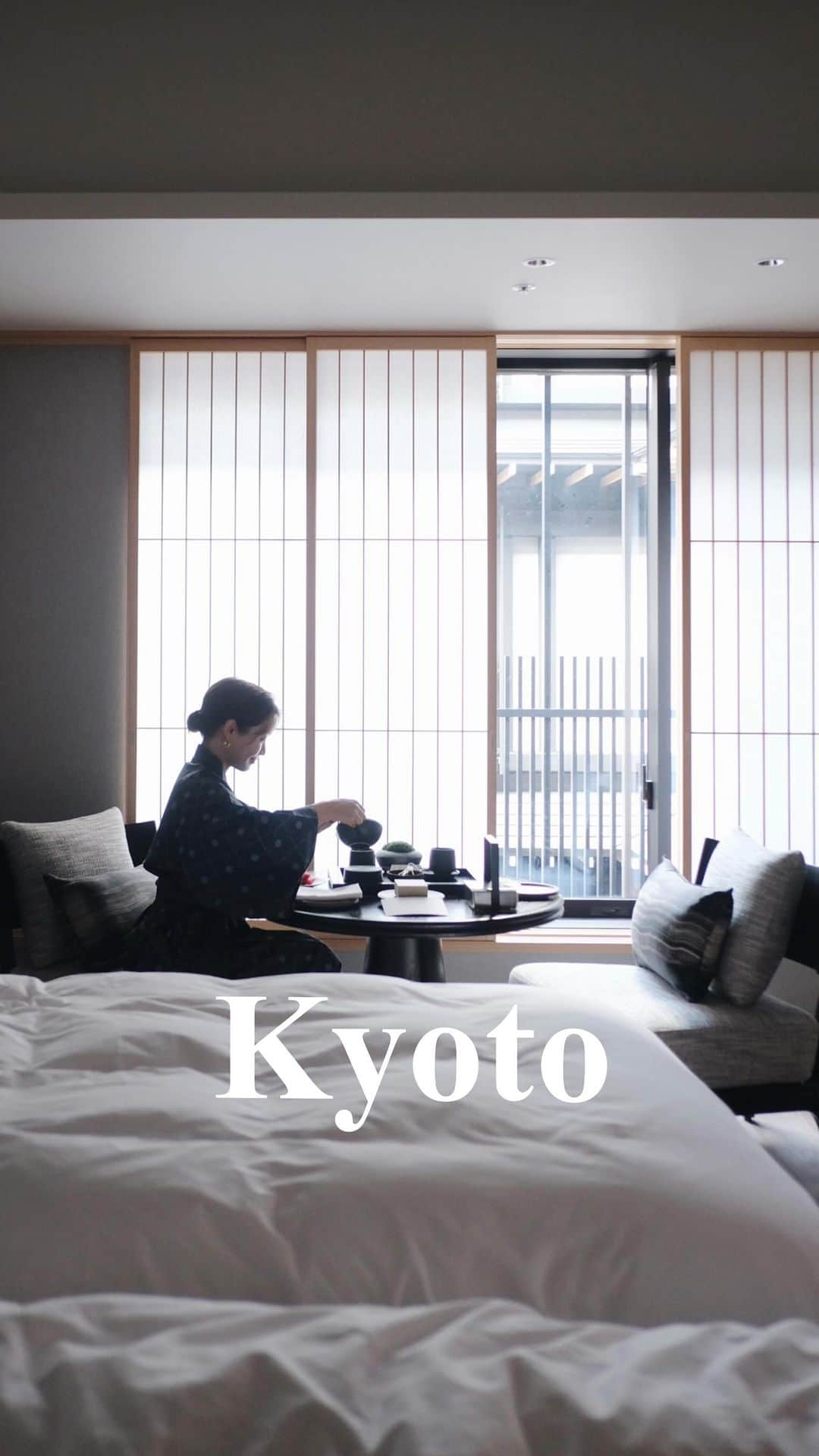猪鼻ちひろのインスタグラム：「母娘旅in京都👘🎋 @dusitthanikyoto  ご招待いただきデュシタニ京都に宿泊させていただいています。 もう、もう！こんな素晴らしいホテルが京都に誕生していたなんて。 ホテル&京都好きなみんなに教えたい😤  観光するのも大好きだけれどホテルでのんびりも大好きなので、贅沢な時間を過ごせているよ〜🍃 チェックアウト12時が神だよ〜  デュシタニはタイを拠点としたホテルだけれど初の日本上陸で、 日本や京都の繊細な伝統文化と(地産地消なども取り入れていたり)と タイの優雅なホスピタリティ、オリエンタルさを織り交ぜたラグジュアリーなホテル👏  スパ〜ご飯まで唯一無二の体験ができるし お客さんや働いてる方々も海外の方が多いから日本じゃないみたい🌏(天井も高いし香りもすごいよー！)  環境のことを考えられたアメニティやサービス、 ジムやサウナにプールにスパ、 レプロナイザーのドライヤー、 お洒落なインテリアなどなど 嬉しいポイントが次々と🤩  スイートルーム(1泊25万円〜かな)も 全て満室なの、すごいなぁ。 また行きたいから納得！ ご飯も美味しかったぁーーー #ちひろトリップ #ちひろtrip関西 #dusitthanikyoto #デュシタニ京都 #京都旅行 #京都ホテル #ホテル #女子旅 #kyoto #京都」
