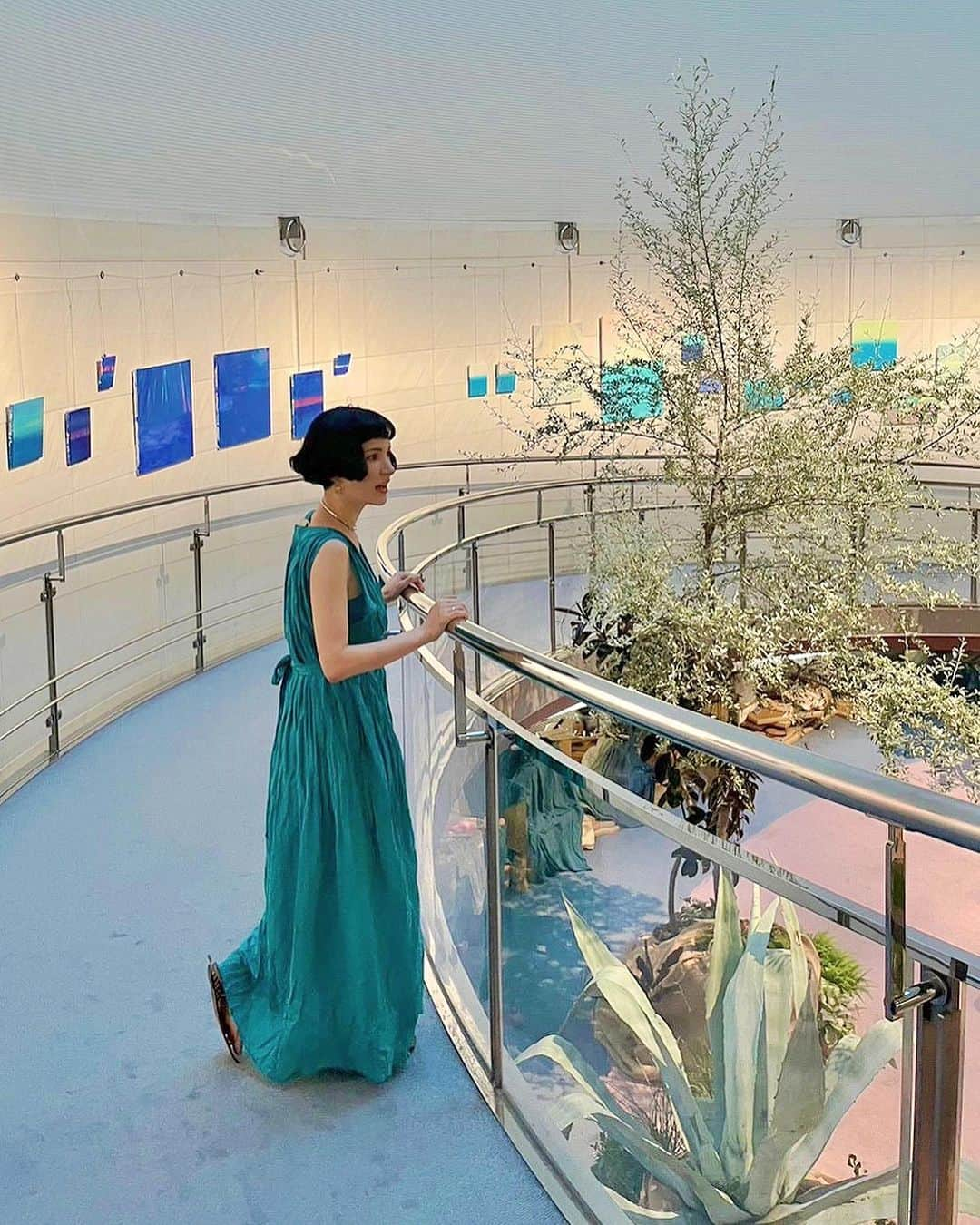 ノーマさんのインスタグラム写真 - (ノーマInstagram)「山崎美弥子展「DAWN−kind of blue YAMAZAKI MIYAKO with /360° 2023」   出張から帰って来て、四角ファミリーとのランチ帰りに、　同じく美弥子さんの絵とモロカイ島が大好きな @moana_ysm ちゃんと駆け込み。  わんぱく娘を追いかけまわしながらの鑑賞でしたが、美弥子さんの彩に満ちた空間に癒される🌏🕊   2018年の12月24日に美弥子さんに支えて頂いて身内でモロカイ島で結婚式を挙げ、3年後の同じ日に娘が誕生。娘が嬉しそうに会場を走り回り、美弥子さんの姪っ子ちゃんに話しかける姿を観て感慨深い気持ちにもなるのでした🦋   楽しみにしていた @ayanoguchiaya 氏と @leki303ibb くんとのコラボで作られたグラデーションワンピースも美しかったなぁ。  今日までの展覧会となりますが、お近くの方は是非エナジーチャージにお立ち寄り下さい。  会場に行けない方は美弥子さんのアカウントを是非覗いて見てほしい！→ @miyakoyamazaki ♥️♥️♥️」10月1日 12時31分 - noma77777