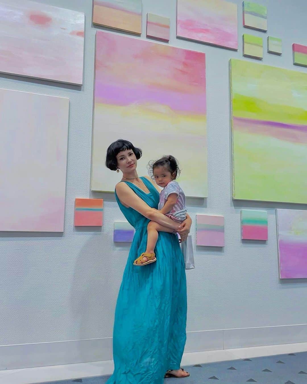 ノーマのインスタグラム：「山崎美弥子展「DAWN−kind of blue YAMAZAKI MIYAKO with /360° 2023」   出張から帰って来て、四角ファミリーとのランチ帰りに、　同じく美弥子さんの絵とモロカイ島が大好きな @moana_ysm ちゃんと駆け込み。  わんぱく娘を追いかけまわしながらの鑑賞でしたが、美弥子さんの彩に満ちた空間に癒される🌏🕊   2018年の12月24日に美弥子さんに支えて頂いて身内でモロカイ島で結婚式を挙げ、3年後の同じ日に娘が誕生。娘が嬉しそうに会場を走り回り、美弥子さんの姪っ子ちゃんに話しかける姿を観て感慨深い気持ちにもなるのでした🦋   楽しみにしていた @ayanoguchiaya 氏と @leki303ibb くんとのコラボで作られたグラデーションワンピースも美しかったなぁ。  今日までの展覧会となりますが、お近くの方は是非エナジーチャージにお立ち寄り下さい。  会場に行けない方は美弥子さんのアカウントを是非覗いて見てほしい！→ @miyakoyamazaki ♥️♥️♥️」