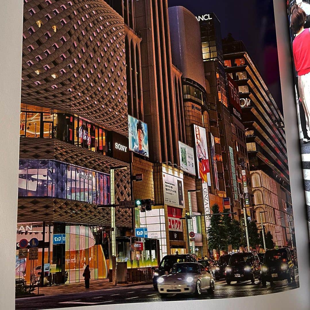 行正り香さんのインスタグラム写真 - (行正り香Instagram)「Andrea Fazzariの新刊、TOKYO CHICが発売されました。本屋さんでTOKYO new waveを見かけた時から彼女のファンです。東京の美しさやエネルギーをビビッとに表現するカメラマンだなあ、と思っていたら、偶然にも私まで撮影していただくこととなりました。(^^)日本人では発見することのできない東京が、ここにはあります。#tokyochic @tokyo_fazzari #sushi shokunin #tokyo new wave #rikayukimasa #行正り香 Andrea Fazzari's new book, TOKYO CHIC, is now available. I have been a fan of hers since I saw TOKYO new wave at a bookstore. I thought she is a photographer who expresses the beauty and energy of Tokyo very vividly, and it so happened that I was also photographed by her. (^^) There is a Tokyo here that Japanese people cannot discover.」10月1日 12時43分 - rikayukimasa