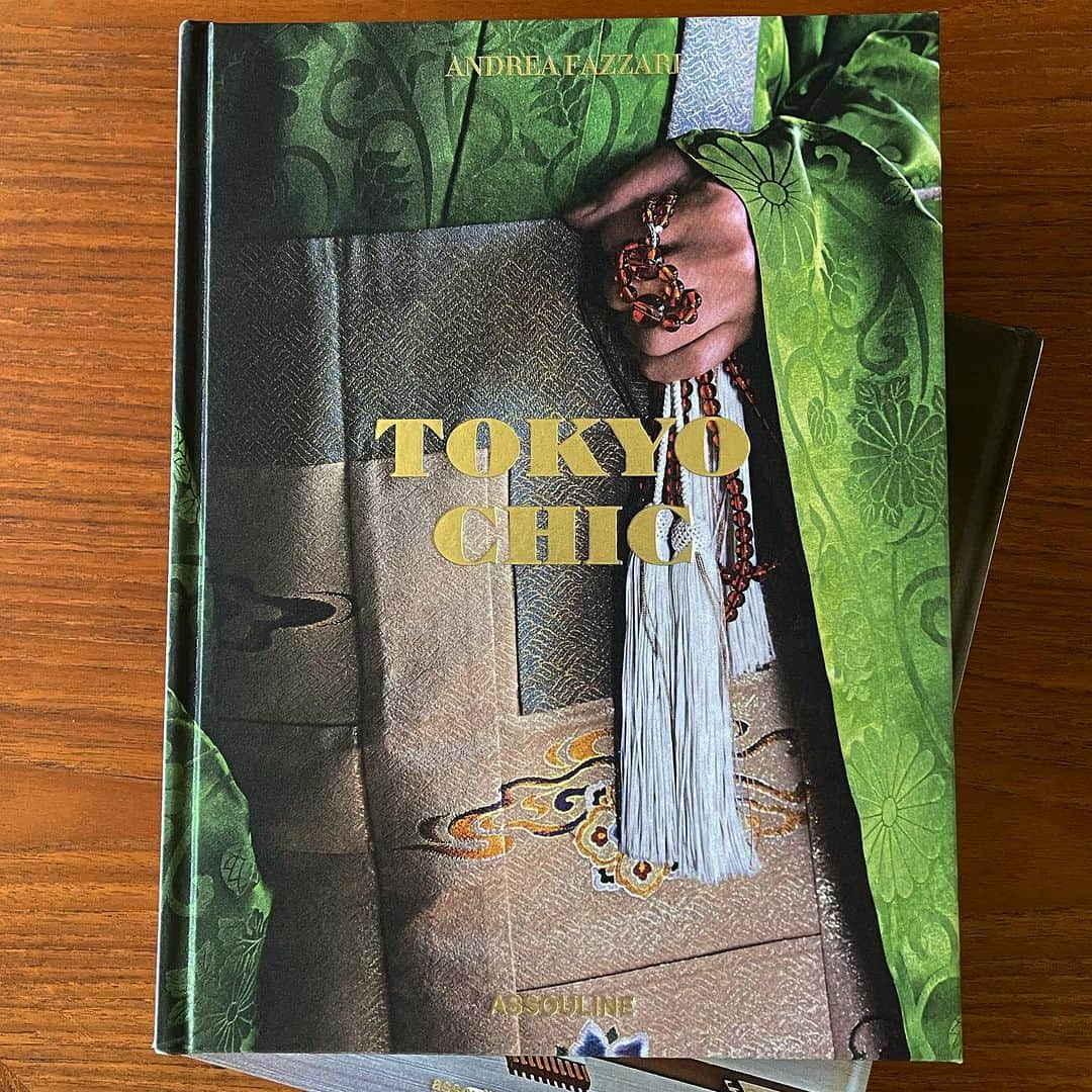 行正り香のインスタグラム：「Andrea Fazzariの新刊、TOKYO CHICが発売されました。本屋さんでTOKYO new waveを見かけた時から彼女のファンです。東京の美しさやエネルギーをビビッとに表現するカメラマンだなあ、と思っていたら、偶然にも私まで撮影していただくこととなりました。(^^)日本人では発見することのできない東京が、ここにはあります。#tokyochic @tokyo_fazzari #sushi shokunin #tokyo new wave #rikayukimasa #行正り香 Andrea Fazzari's new book, TOKYO CHIC, is now available. I have been a fan of hers since I saw TOKYO new wave at a bookstore. I thought she is a photographer who expresses the beauty and energy of Tokyo very vividly, and it so happened that I was also photographed by her. (^^) There is a Tokyo here that Japanese people cannot discover.」