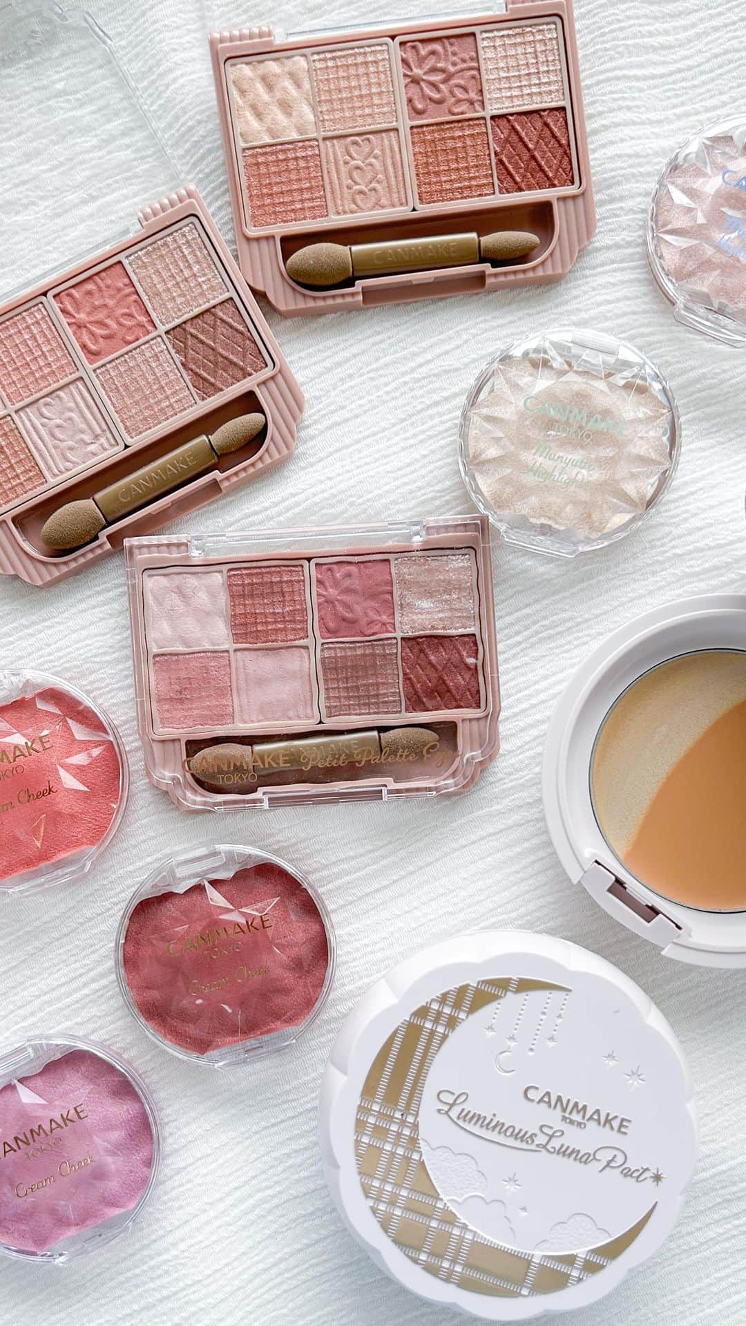mimiTVのインスタグラム：「すっぴんからメイク💄 CANMAKE名品アイテム＆10月発売幻のアイテム  🌙ルミナスルパクト 🌼プティパレットアイズ ⭐️むにゅっとハイライター 🍮クリームチーク(パールタイプ) 🧈むちぷるティント」