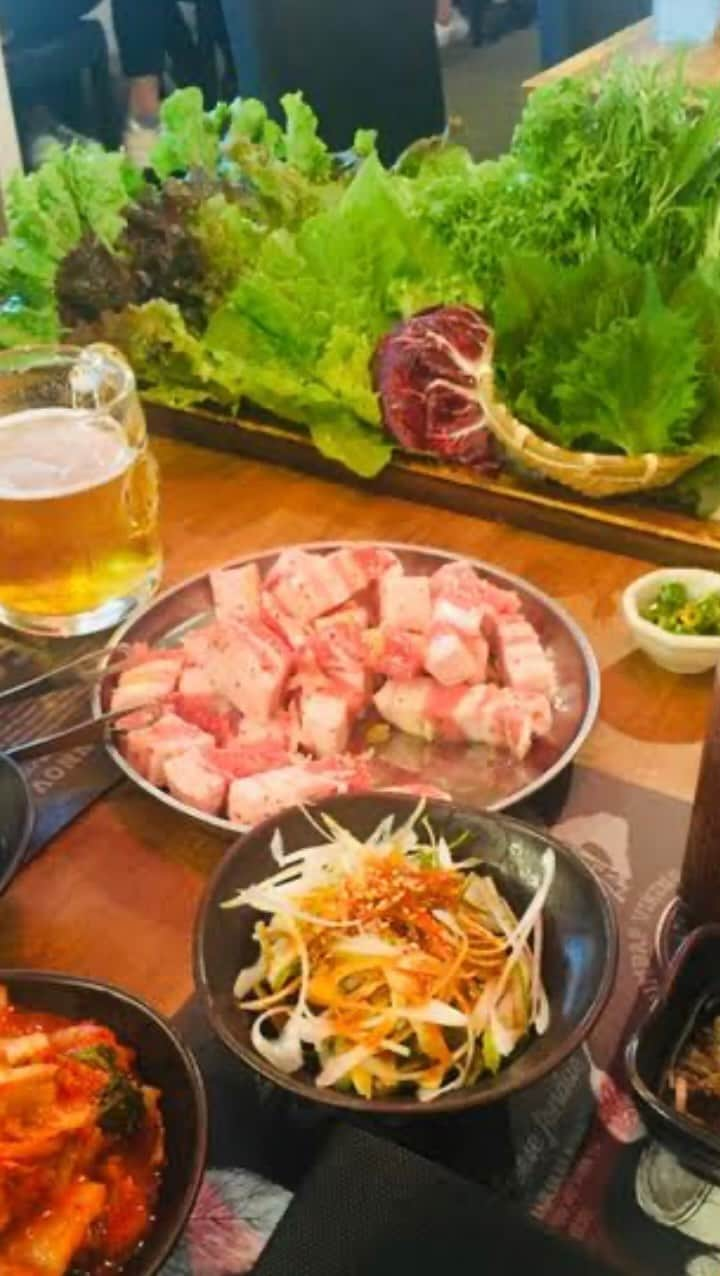 chiruのインスタグラム：「数年ぶりに🐷🥓神戸サムギョプサル 三宮店 @kobe_samgyeopsal_sannomiya でご飯🍻食べてから→大阪 堺の三国ヶ丘に🚗³₃移動して22時半まで開いてる🍨🥄ジェラッテリア&カフェ リカリカ へ  食後のデザートで食べられる時間まで開いてるし美味しくて大人気でいつも並んでるけどすぐ順番回ってくるから苦じゃなくてわざわざ行っちゃうほど🚗³₃😘昔から大好きなお店 もっちろんいつもダブル(2種類)を注文します😁 あぁ〜この日も〆まで食べられて満腹幸せ🥰ちゃん ・ ・ ・  #三宮#三宮ディナー#三宮グルメ#元町グルメ#元町#元町グルメ#神戸グルメ#kobe#foodstagram#神戸観光#兵庫グルメ#堺グルメ#堺カフェ#三国ヶ丘カフェ#ジェラート#堺グルメ#大阪グルメト#大阪カフェ巡り#大阪スイーツ#スイーツ好きな人と繋がりたい#リール#リール動画#甘いもの好きな人と繋がりたい#スイーツスタグラム#たべすたぐ らむ#グルメ好きな人と繋がりたい#大阪美食#foodstagram#gelart」