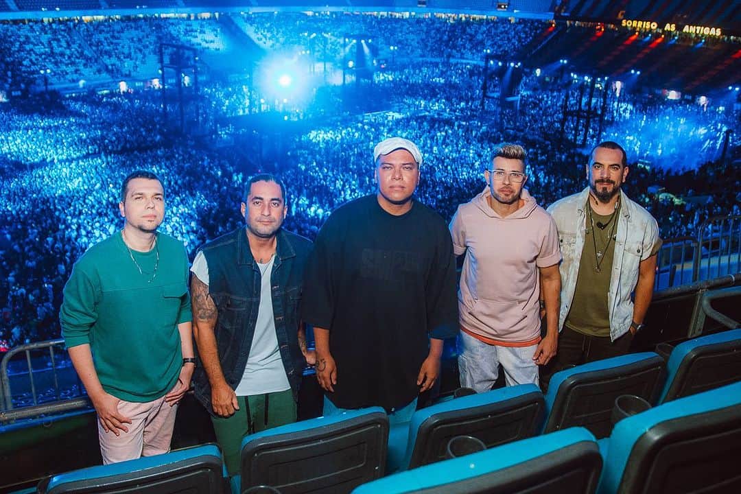 Sorriso Marotoのインスタグラム：「35 MIL apaixonados vieram cantar as antigas com a gente nessa noite histórica na Arena Fonte Nova! 🙌🏽♥️🎶  Obrigado Salvador, esse é o efeito @sorrisoasantigas!🔥」
