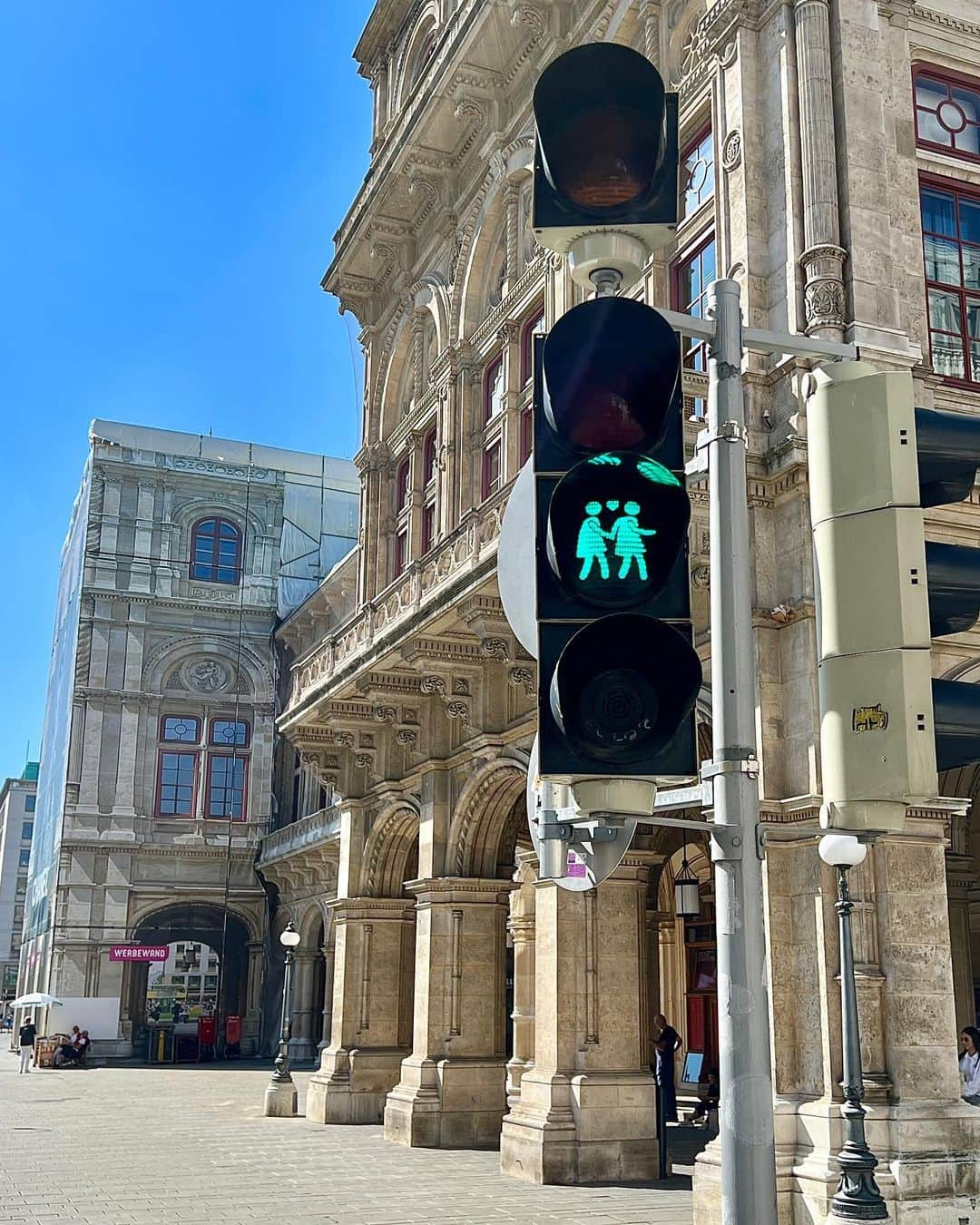 ayakoのインスタグラム：「とってもかわいい信号機🚦🇦🇹 ウィーンは同性愛カップルに寛容であるという象徴の信号機なんだって🏳️‍🌈👩🏻‍🤝‍👩🏼 街の中心はこの信号になってるところがいくつかあったよ✨  #viennanow #ilovevienna #信号機 #オーストリア #ウィーン #信号 #viennastateopera #オペラ座」