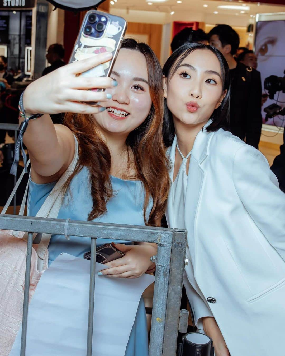 ソニアさんのインスタグラム写真 - (ソニアInstagram)「Cute day out with @yoona__lim 🥹🫶🏻 @esteelauder_sg went big and brought the OG K-pop icon to our shores! Can’t wait to share more moments with you guys soon 🩵   #EsteeLauderSG #AdvancedNightRepair #yoona」10月1日 12時45分 - soniachew