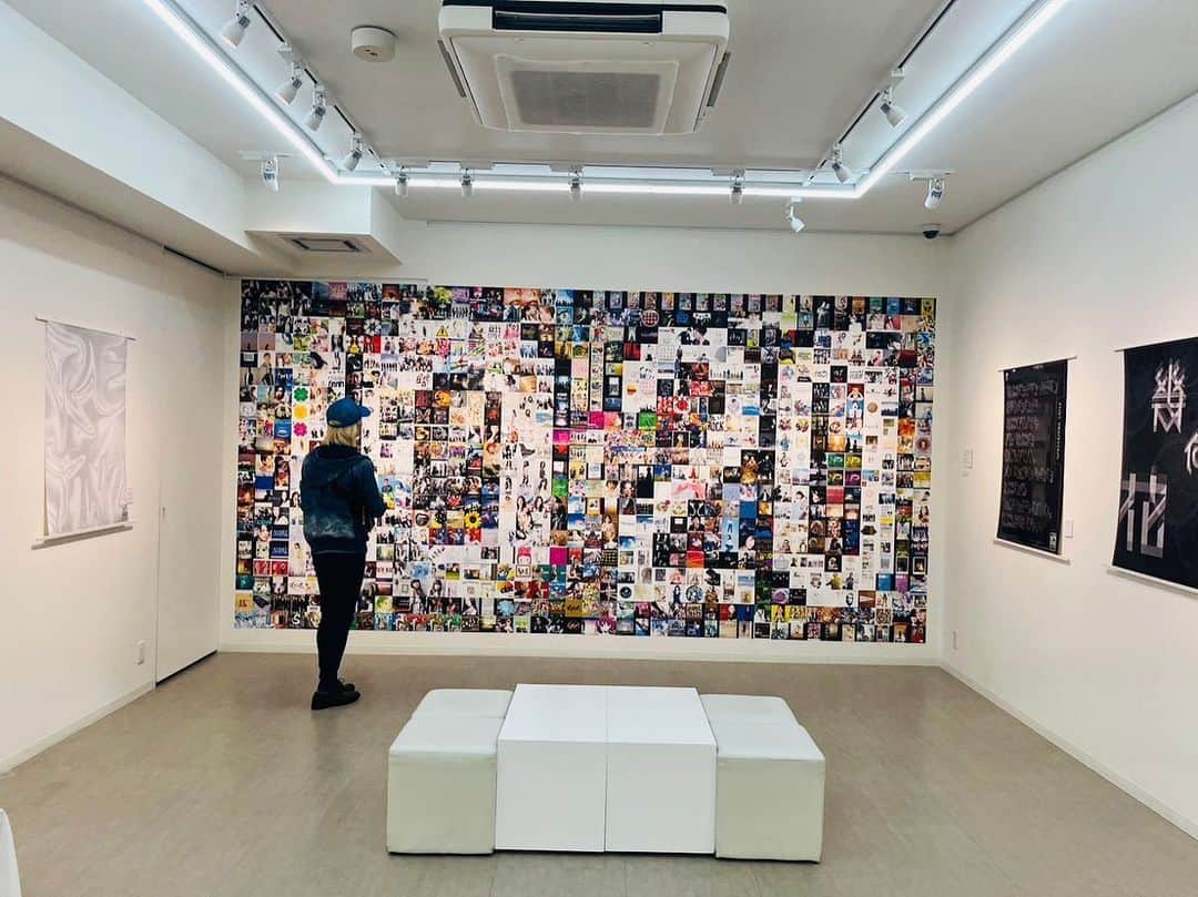 のインスタグラム：「僕のCDなどをデザインしてくれている、冨貫さんの個展に行ってきました。今日までです。😊 素晴らしい作品ばかりでした。💖 #冨貫功一」