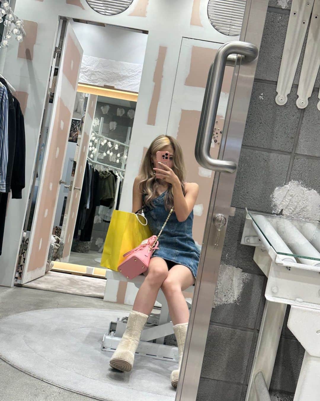 あみかのインスタグラム：「1人での買い物は苦手です」