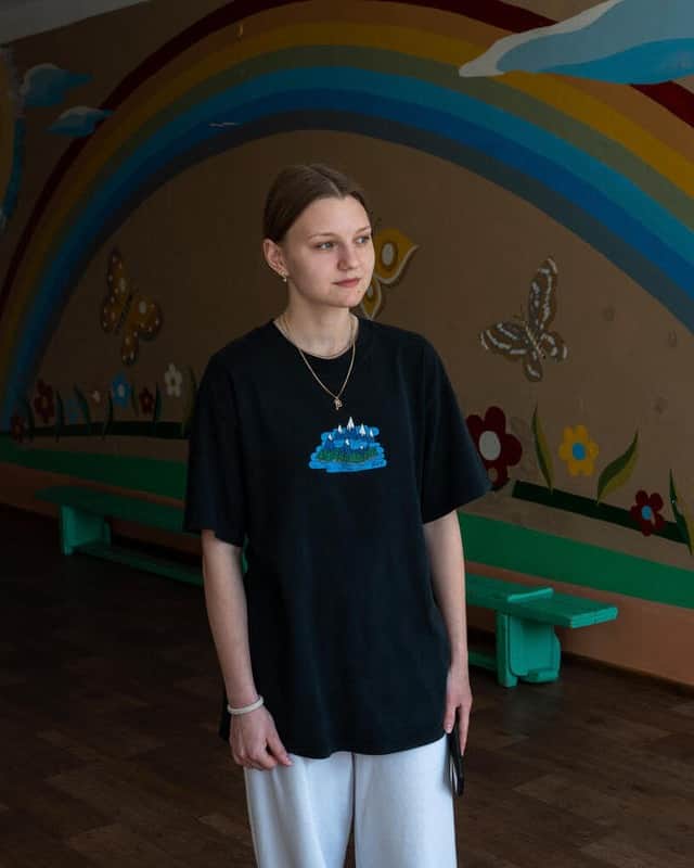 unicefのインスタグラム：「"War has changed our dreams a lot. It's hard to plan where you will study or what you will do when you don't know if you will wake up tomorrow," says 17-year-old Vladyslava from Ukraine.  Every child must be able to learn in safety without fear of attack. #LetMeLearn  © UNICEF/UNI407361/Filippov」