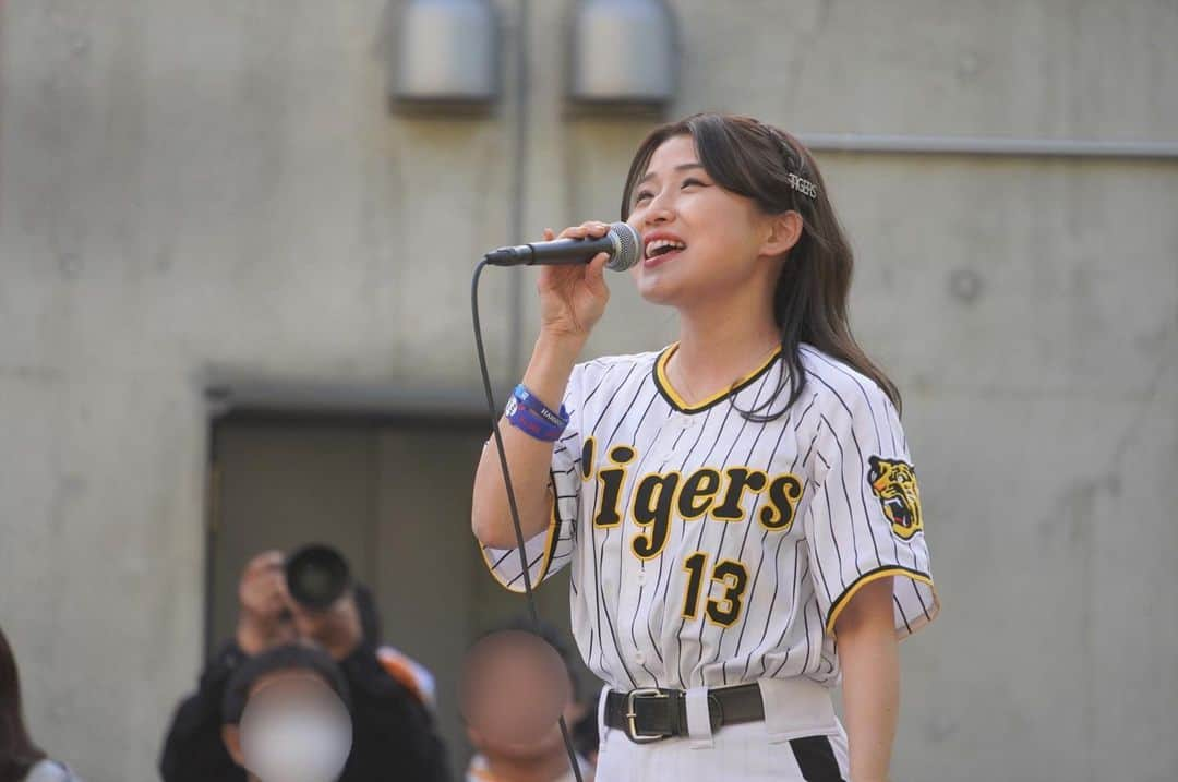 河野万里奈のインスタグラム：「『ドラフト』は甲子園外周ライブで歌った2曲のうちのひとつ もっと知名度のある曲が私の持ち歌の中にはあった しかも当時はまだ編曲していただく前  そんななかどうしてあのかけがえのない日にこの曲を送り出したのか  聴いてみて 答えを見つけてくれたら嬉しいよ #ドラフト #新曲 #10月4日リリース」