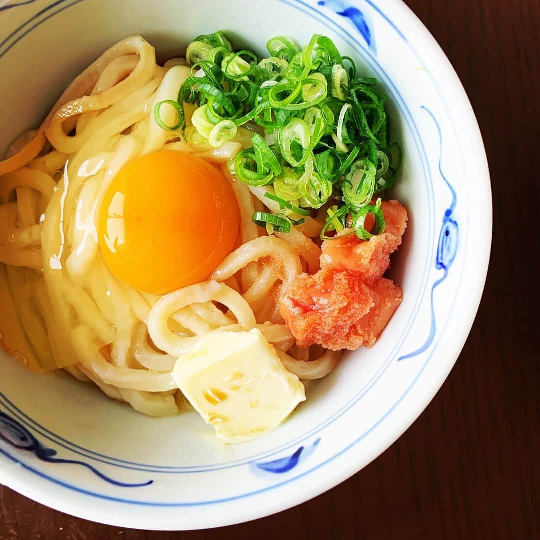 のインスタグラム：「久しぶりにうどんバカ一代からお取り寄せ。 茹でたてを釜玉バターに。 だし醤油かけてズズズっと。 うーん、たまらん。  #釜玉明太子バター  #釜玉明太子バターうどん  #うどんバカ一代  #お取り寄せ」
