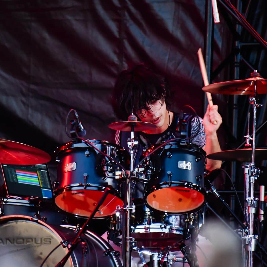 黒川亮介のインスタグラム：「🚀🚀🚀  photo by @azusatakada_photographer  #ぴあフェス #drums #canopus #zildjian #evans」