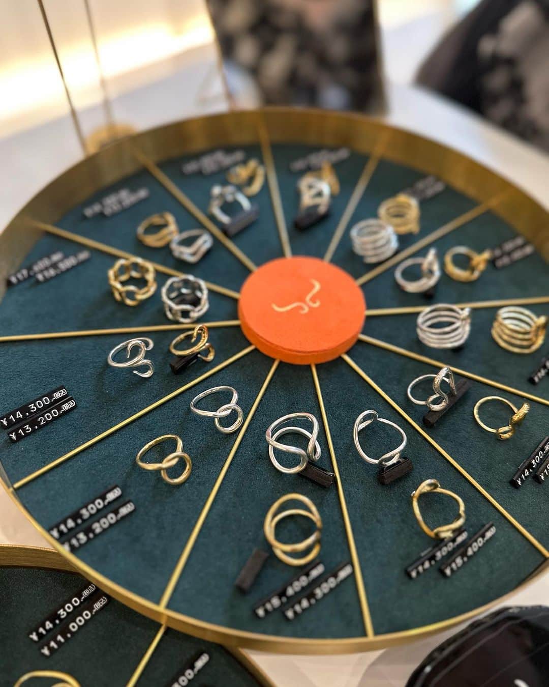 片山陽加のインスタグラム：「✿   ずっと気になってた💍 @vermillion_jewelry   星座モチーフのアクセサリーが特徴の アクセサリーブランド💕 星座からインスパイアされたアクセサリー達が これまたすごく可愛くて🥺 個人的には月星座の牡牛座に ついつい目が行くよね♉︎  牡牛座のチャームとイヤーカフと バラモチーフのシルバーリングと チョーカーにもなるネックレスも 自分への早いクリスマスプレゼントに🎁 あと一つブラウンの石が特徴的な 可愛いリングも購入したから届くの楽しみなんだぁ✨  @ki45m さん いつもいつもお誘いありがとうございます♡」