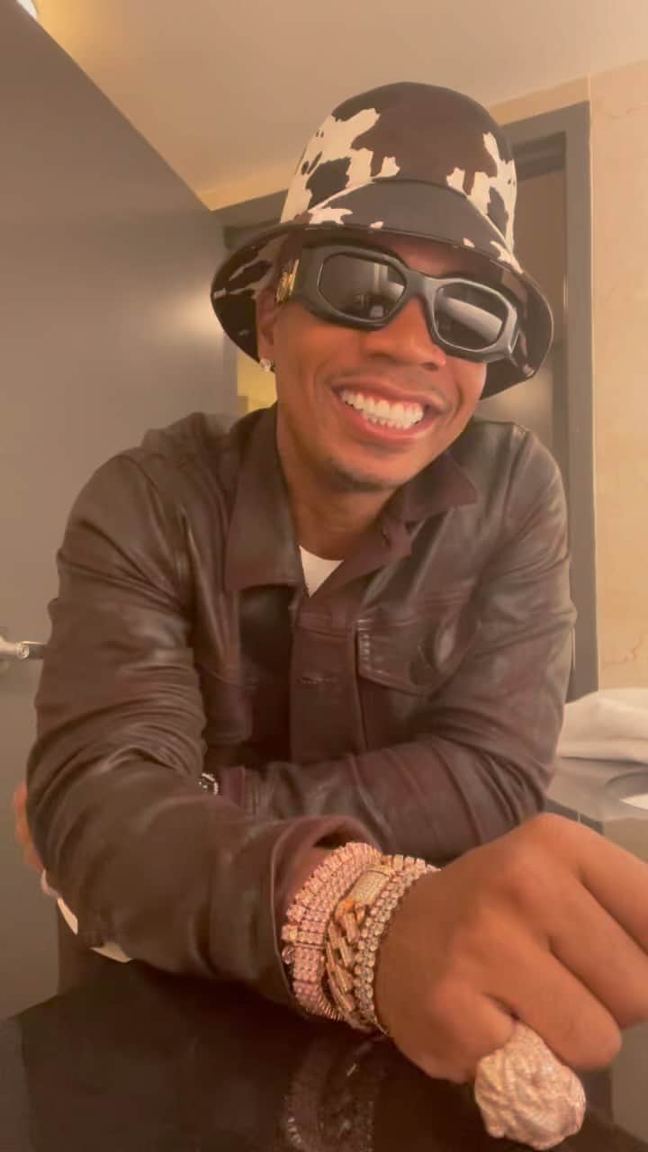 のインスタグラム：「🤣🤣🤣🤣🤣(Ladies) “Come Here Bae Give Me Kiss!!! 💋💋😍😍😍😍😍 (I Wanna Grab U By That Neck)…..😜😉🥃🥃🤣🤣🤣 #Plies」