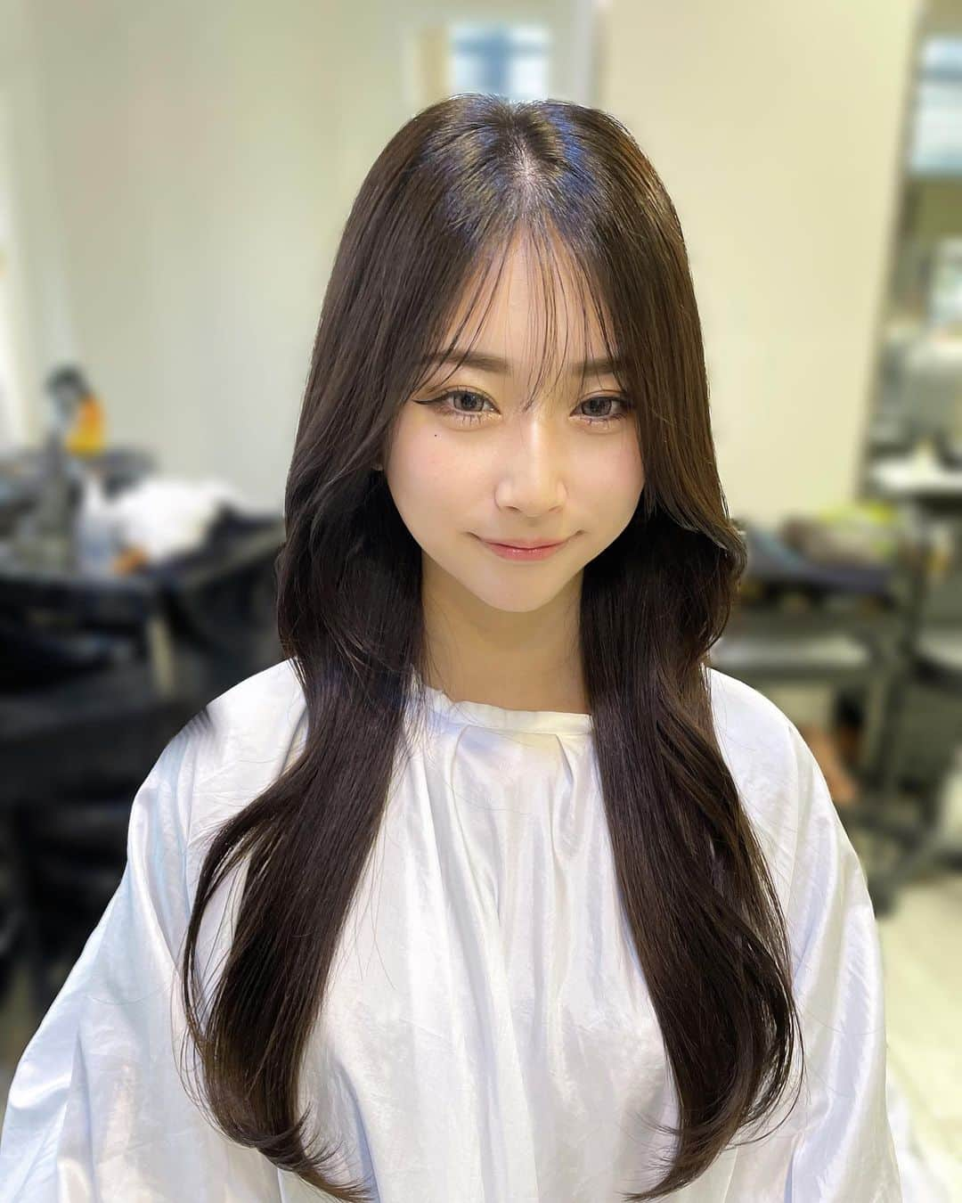 浅井マリサさんのインスタグラム写真 - (浅井マリサInstagram)「じゃじゃーーーん‼️ ニューヘアです👱🏻‍♀️ だいぶ暗くしました🩶 髪を5cm程切って、前髪も作っちゃいました🤭似合ってるー??? トリートメントもして頂いてサラサラ髪復活です♡ ほんまに可愛いお気に入り😭 @ochi.hairstylist さんありがとうございます,,> <,,  あと、美容師さん募集中なので興味がある方は ➡️ @hairmission_recruit こちらに連絡してみてネ🪄   #心斎橋美容院  #韓国ヘア  #ギャル  #ツーウェイ前髪  #シースルー」10月1日 12時54分 - marisa_a_egg