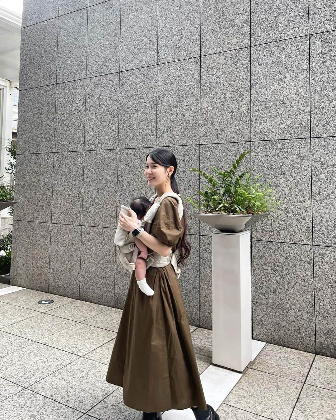 田中響子のインスタグラム：「ひとりでふたり連れお出かけ事情。  実は私、免許を持っておらず、、🫣 (育児落ち着いたら取りたい！) 1人の時は電車かタクシーでの移動に。  電車は娘抱っこ紐、息子ベビーカー、 タクシーは娘ベビーカー、息子歩き という感じで何とかやってます。  友人にお祝いでもらった AIRBUGGYの抱っこ紐がかわいくてお気に入り♡ @a.b.c_airbuggy_baby_carrier」