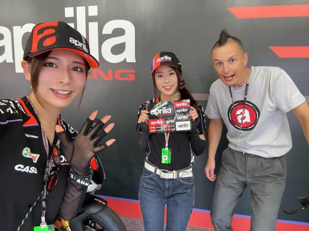 木村亜美のインスタグラム：「MotoGP日本グランプリ！現地からお届けするYouTubeライブは、13:30からを予定しております🫡  【YouTubeあみTV】https://m.youtube.com/@ami_kimura  たぶん本日最後の生配信になります、みんなみてねー！   #Aprilia #アプリリア #ノアセレン #葉月美優 #木村亜美」