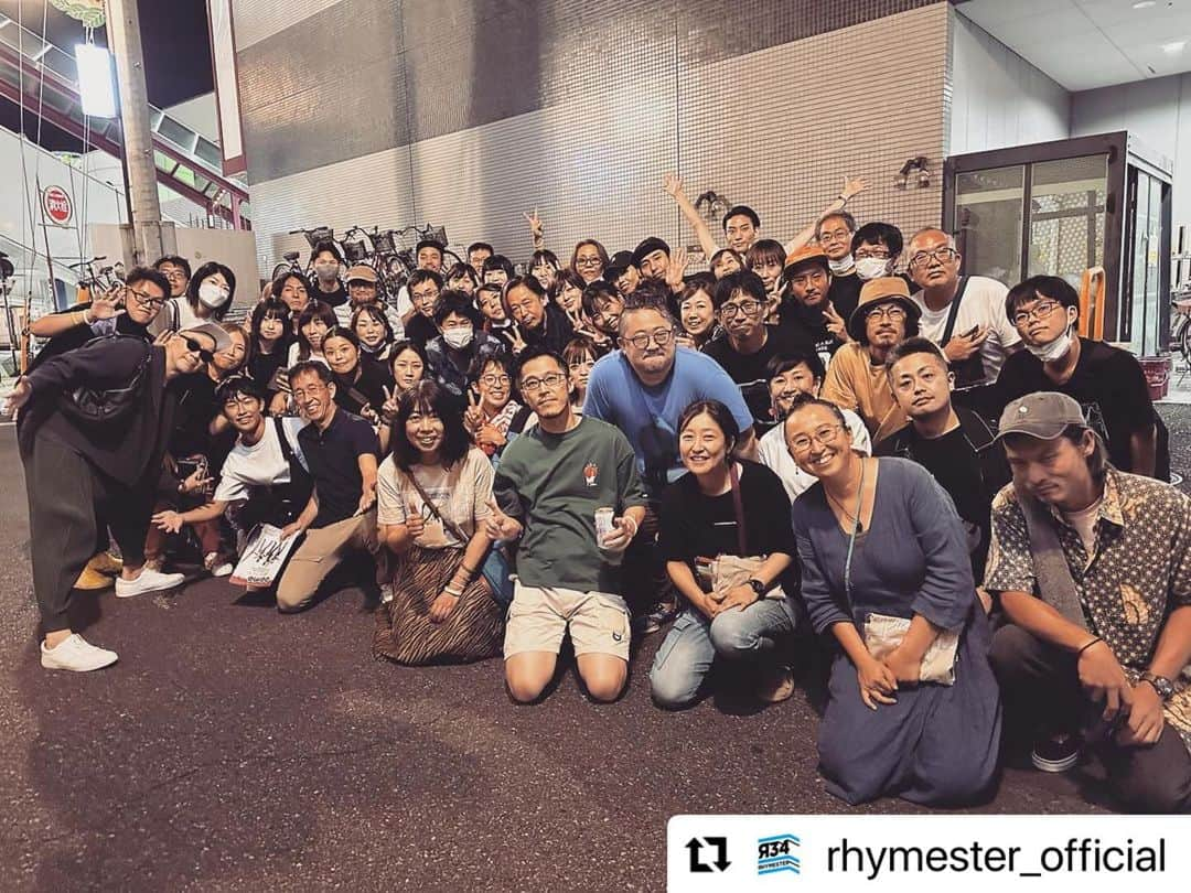 hy4_4yhのインスタグラム：「#感謝foryou King of Stage Vol.15  in高松MONSTER ありがとうございました‼️🙇‍♀️🙇‍♀️  初！四国！初！高松！ メモリアルな一晩、大変楽しかったです！！！  次は11月26日(日) 長野公演参加させて頂きます！ よろしくお願い致します🙇‍♀️💜🩷🙇‍♀️ @rhymester_official  ・・・ #RHYMESTER King of Stage Vol.15 at 高松MONSTER on 09.24.2023 Presented by 西原商会 Guest: @hy4_4yh  フロアライトがフェードアウト、 BGMのボリュームがぐっぐっと上がり、 ステージ上の薄あかりの中にDJ JINのシルエットうかぶと大歓声。 いつもの光景でも、会場によって雰囲気は異なる。 今日は絶対にヤバい（いい意味）やつだ。  例のシーズナルコーナーも新調された、ツアー（ゲネ含む）6公演目。 このツアーはスウィングしはじめて、 エキサイティングな新しい何かに成長をはじめた。 間違いなく、過去最高のものになりつつある。  ふらりと来て、歌い上げるあの天才は、 普段着のままド迫力の声でその場を支配して帰っていった。 さかいゆうだ！  高松の皆さん、感動的でメモリアルな一晩でした。 ありがとうございました。  #UTAMARU #MUMMYD #DJJIN #さかいゆう @mistadrunk @__dj_jin__ @yukarin_hy4_4yh @chanpuutei_yuminosuke @sakai_yu0920」