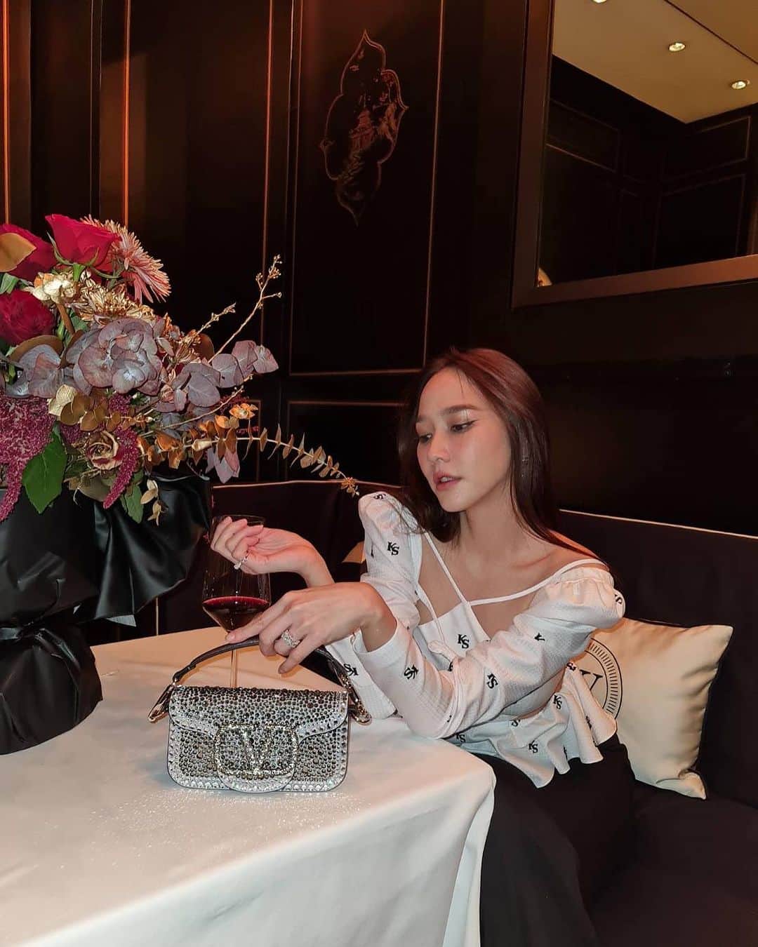 アム・パチャラパーのインスタグラム：「@maisonvalentino #ValentinoLÉcole #VALENTINOGARAVANI #LocòBag  @klosetdesign」