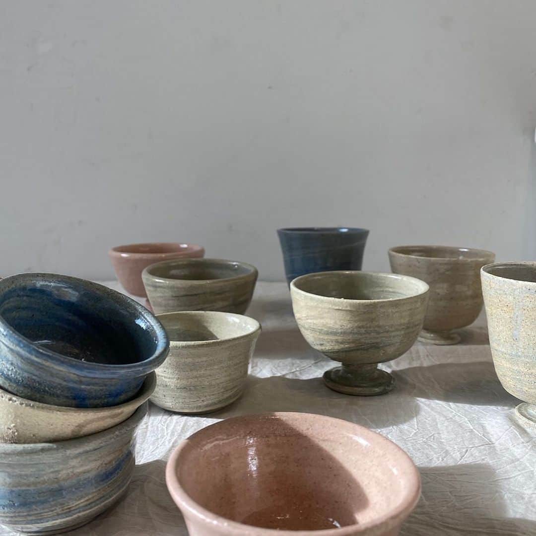 ABOUT LIFE COFFEE BREWERSさんのインスタグラム写真 - (ABOUT LIFE COFFEE BREWERSInstagram)「【Ceramic POP UP by @sanako__kato ALCB道玄坂on 10/28-11/5】 ALCB道玄坂にて10/28-11/5の期間、陶芸作家のkato sanakoさんの展示を行います。 sanakoさんは元々バリスタとして名古屋で働き、退職後実家の窯元を継いで陶芸作家として活動しています。 今回は、お皿や花瓶などを中心に作陶して頂いています。 10/28-10/30在廊予定となっておりますので、是非お越し下さい。  自己紹介文  1998年、愛知県瀬戸市出身。 父は陶芸作家、家は窯元という環境で育つ。 大学生活と並行して名古屋市内でバリスタを経験したのち、家業である陶芸を一から学び陶芸作家の道へ。 コーヒー業界にいたこともありコーヒー屋のカップ作成や全国各地で個展などを行っている。 マーブル模様や緩やかな曲線をイメージし、伝統にとらわれ過ぎず、自由な作品を作陶している。  以下作家より  今回のABOUT LIFE COFFEE BREWERSさんでの展示では、美味しいコーヒーを飲みながら作品をご覧頂けます。 sanako katoで人気のカップやフラワーベース、ゴブレットなどあらゆる作品をご用意しております。是非ゆったりとした時間を過ごして頂けたら幸いです。  🚴dogenzaka shop 9:00-18:00(weekday) 11:00-18:00(weekend and Holiday) 🌿shibuya 1chome shop 8:00-18:00  #aboutlifecoffeebrewers #aboutlifecoffeerewersshibuya #aboutlifecoffee #onibuscoffee #onibuscoffeenakameguro #onibuscoffeejiyugaoka #onibuscoffeenasu #akitocoffee  #stylecoffee #warmthcoffee #aomacoffee #specialtycoffee #tokyocoffee #tokyocafe #shibuya #tokyo」10月1日 13時04分 - aboutlifecoffeebrewers