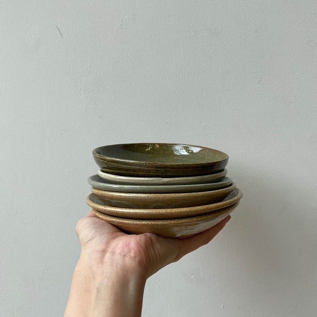 ABOUT LIFE COFFEE BREWERSさんのインスタグラム写真 - (ABOUT LIFE COFFEE BREWERSInstagram)「【Ceramic POP UP by @sanako__kato ALCB道玄坂on 10/28-11/5】 ALCB道玄坂にて10/28-11/5の期間、陶芸作家のkato sanakoさんの展示を行います。 sanakoさんは元々バリスタとして名古屋で働き、退職後実家の窯元を継いで陶芸作家として活動しています。 今回は、お皿や花瓶などを中心に作陶して頂いています。 10/28-10/30在廊予定となっておりますので、是非お越し下さい。  自己紹介文  1998年、愛知県瀬戸市出身。 父は陶芸作家、家は窯元という環境で育つ。 大学生活と並行して名古屋市内でバリスタを経験したのち、家業である陶芸を一から学び陶芸作家の道へ。 コーヒー業界にいたこともありコーヒー屋のカップ作成や全国各地で個展などを行っている。 マーブル模様や緩やかな曲線をイメージし、伝統にとらわれ過ぎず、自由な作品を作陶している。  以下作家より  今回のABOUT LIFE COFFEE BREWERSさんでの展示では、美味しいコーヒーを飲みながら作品をご覧頂けます。 sanako katoで人気のカップやフラワーベース、ゴブレットなどあらゆる作品をご用意しております。是非ゆったりとした時間を過ごして頂けたら幸いです。  🚴dogenzaka shop 9:00-18:00(weekday) 11:00-18:00(weekend and Holiday) 🌿shibuya 1chome shop 8:00-18:00  #aboutlifecoffeebrewers #aboutlifecoffeerewersshibuya #aboutlifecoffee #onibuscoffee #onibuscoffeenakameguro #onibuscoffeejiyugaoka #onibuscoffeenasu #akitocoffee  #stylecoffee #warmthcoffee #aomacoffee #specialtycoffee #tokyocoffee #tokyocafe #shibuya #tokyo」10月1日 13時04分 - aboutlifecoffeebrewers