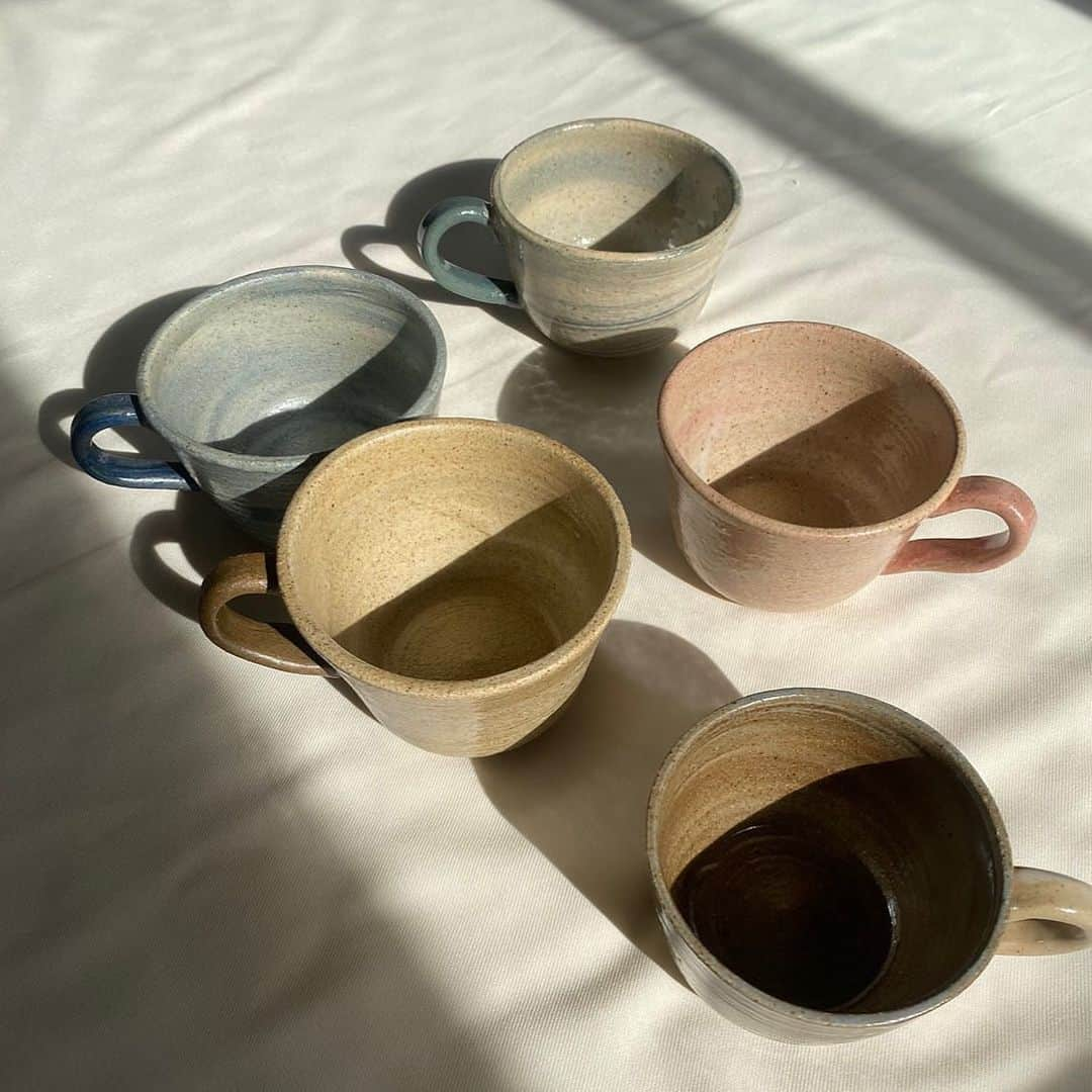 ABOUT LIFE COFFEE BREWERSさんのインスタグラム写真 - (ABOUT LIFE COFFEE BREWERSInstagram)「【Ceramic POP UP by @sanako__kato ALCB道玄坂on 10/28-11/5】 ALCB道玄坂にて10/28-11/5の期間、陶芸作家のkato sanakoさんの展示を行います。 sanakoさんは元々バリスタとして名古屋で働き、退職後実家の窯元を継いで陶芸作家として活動しています。 今回は、お皿や花瓶などを中心に作陶して頂いています。 10/28-10/30在廊予定となっておりますので、是非お越し下さい。  自己紹介文  1998年、愛知県瀬戸市出身。 父は陶芸作家、家は窯元という環境で育つ。 大学生活と並行して名古屋市内でバリスタを経験したのち、家業である陶芸を一から学び陶芸作家の道へ。 コーヒー業界にいたこともありコーヒー屋のカップ作成や全国各地で個展などを行っている。 マーブル模様や緩やかな曲線をイメージし、伝統にとらわれ過ぎず、自由な作品を作陶している。  以下作家より  今回のABOUT LIFE COFFEE BREWERSさんでの展示では、美味しいコーヒーを飲みながら作品をご覧頂けます。 sanako katoで人気のカップやフラワーベース、ゴブレットなどあらゆる作品をご用意しております。是非ゆったりとした時間を過ごして頂けたら幸いです。  🚴dogenzaka shop 9:00-18:00(weekday) 11:00-18:00(weekend and Holiday) 🌿shibuya 1chome shop 8:00-18:00  #aboutlifecoffeebrewers #aboutlifecoffeerewersshibuya #aboutlifecoffee #onibuscoffee #onibuscoffeenakameguro #onibuscoffeejiyugaoka #onibuscoffeenasu #akitocoffee  #stylecoffee #warmthcoffee #aomacoffee #specialtycoffee #tokyocoffee #tokyocafe #shibuya #tokyo」10月1日 13時04分 - aboutlifecoffeebrewers