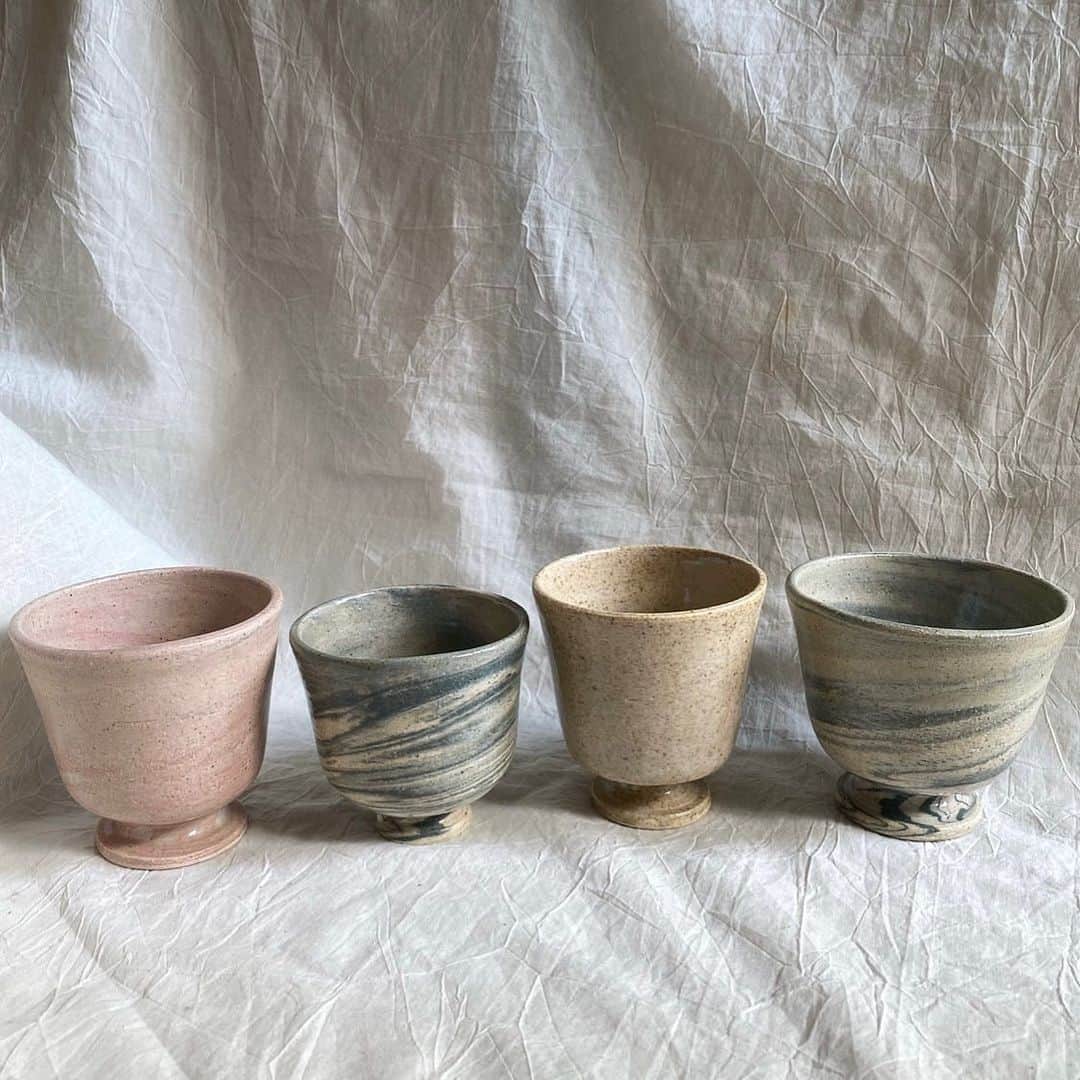 ABOUT LIFE COFFEE BREWERSさんのインスタグラム写真 - (ABOUT LIFE COFFEE BREWERSInstagram)「【Ceramic POP UP by @sanako__kato ALCB道玄坂on 10/28-11/5】 ALCB道玄坂にて10/28-11/5の期間、陶芸作家のkato sanakoさんの展示を行います。 sanakoさんは元々バリスタとして名古屋で働き、退職後実家の窯元を継いで陶芸作家として活動しています。 今回は、お皿や花瓶などを中心に作陶して頂いています。 10/28-10/30在廊予定となっておりますので、是非お越し下さい。  自己紹介文  1998年、愛知県瀬戸市出身。 父は陶芸作家、家は窯元という環境で育つ。 大学生活と並行して名古屋市内でバリスタを経験したのち、家業である陶芸を一から学び陶芸作家の道へ。 コーヒー業界にいたこともありコーヒー屋のカップ作成や全国各地で個展などを行っている。 マーブル模様や緩やかな曲線をイメージし、伝統にとらわれ過ぎず、自由な作品を作陶している。  以下作家より  今回のABOUT LIFE COFFEE BREWERSさんでの展示では、美味しいコーヒーを飲みながら作品をご覧頂けます。 sanako katoで人気のカップやフラワーベース、ゴブレットなどあらゆる作品をご用意しております。是非ゆったりとした時間を過ごして頂けたら幸いです。  🚴dogenzaka shop 9:00-18:00(weekday) 11:00-18:00(weekend and Holiday) 🌿shibuya 1chome shop 8:00-18:00  #aboutlifecoffeebrewers #aboutlifecoffeerewersshibuya #aboutlifecoffee #onibuscoffee #onibuscoffeenakameguro #onibuscoffeejiyugaoka #onibuscoffeenasu #akitocoffee  #stylecoffee #warmthcoffee #aomacoffee #specialtycoffee #tokyocoffee #tokyocafe #shibuya #tokyo」10月1日 13時04分 - aboutlifecoffeebrewers