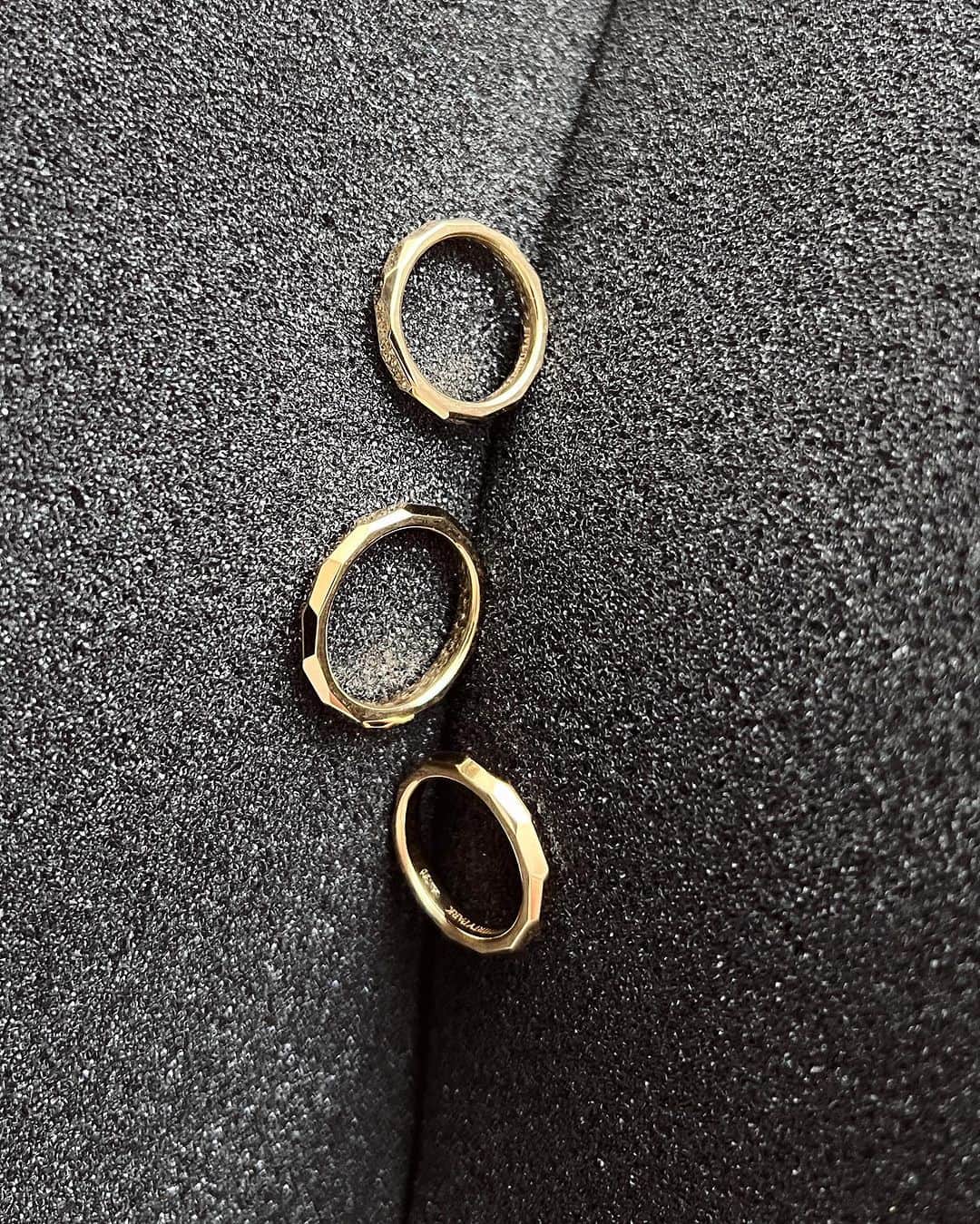 アーカーのインスタグラム：「3mm Crystal Facet Round Ring Available at fivethirtypark.com  Solid gold ring given a lot of sections like crystal.This timeless piece designed for the everyday fits for comfort and style. クリスタルの結晶をイメージしたK18イエローゴールドのリング。流行りに流されずいつまでも身につけられるデザインです。  #530park #fivethirtypark #mensjewelry #unisexjewelry #unisex #GenderNeutralJewelry #jewelry #jewellery #finejewelry #ファイブサーティパーク #ユニセックスジュエリー #メンズジュエリー」