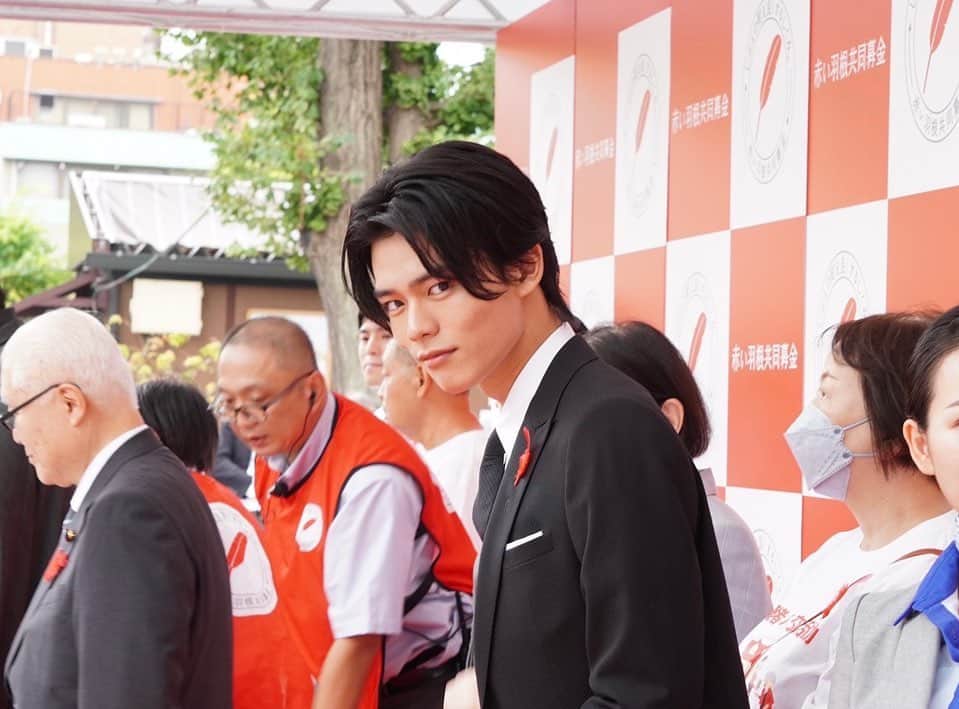日向亘のインスタグラム：「赤い羽根共同募金キックオフイベントに登壇させていただきました。  皆様の募金が様々な活動の支援になります。 今回のイベントでより多くの方の手助けになるよう、そして皆様がこれらの活動を知るきっかけになればと思います。  お越しくださったみなさんありがとうございました！  素敵なスーツを身に纏って😌 @emporioarmani」