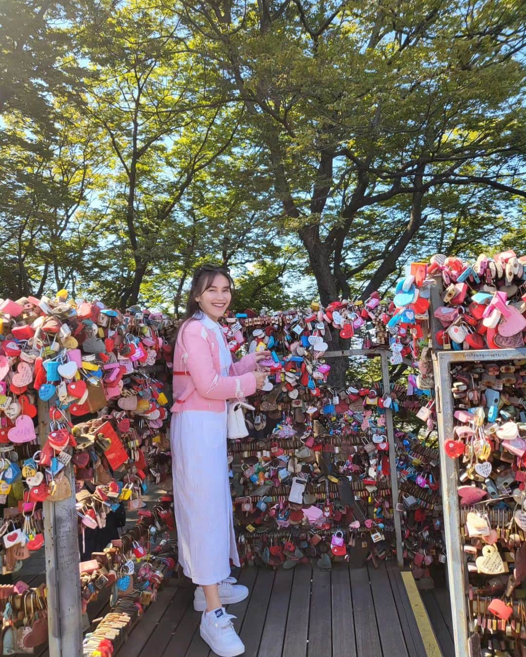 アユ・ティンティンのインスタグラム：「사랑의 자물쇠 💗🔓 semoga cepet dapet jodoh amin🙏🏻🥰」