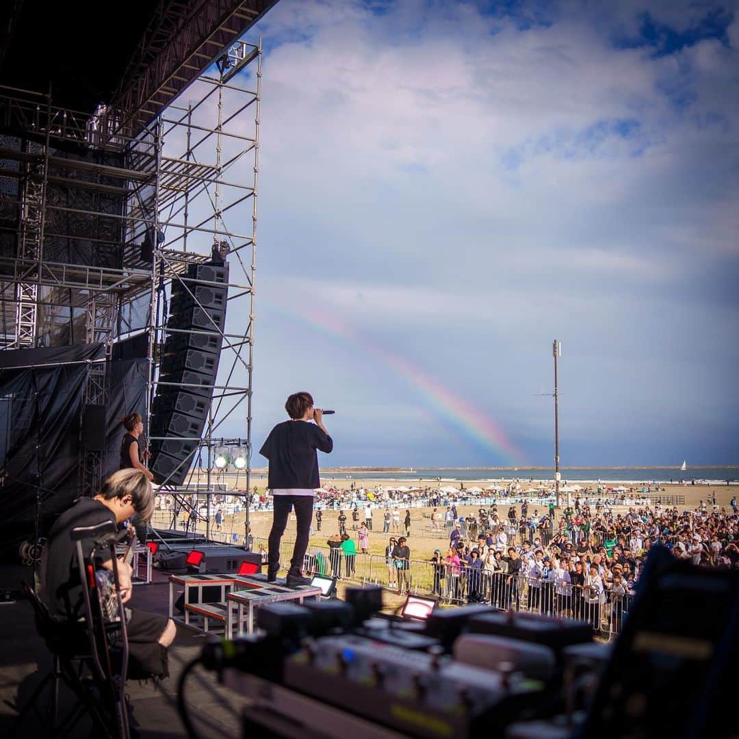 MOMIKENのインスタグラム：「昨日は大洗花火大会でのライブでした！！ 虹が綺麗に入ってる写真をハッシーがくれました🌈  #spyair#momiken#大洗花火大会#ハッシーの写真」
