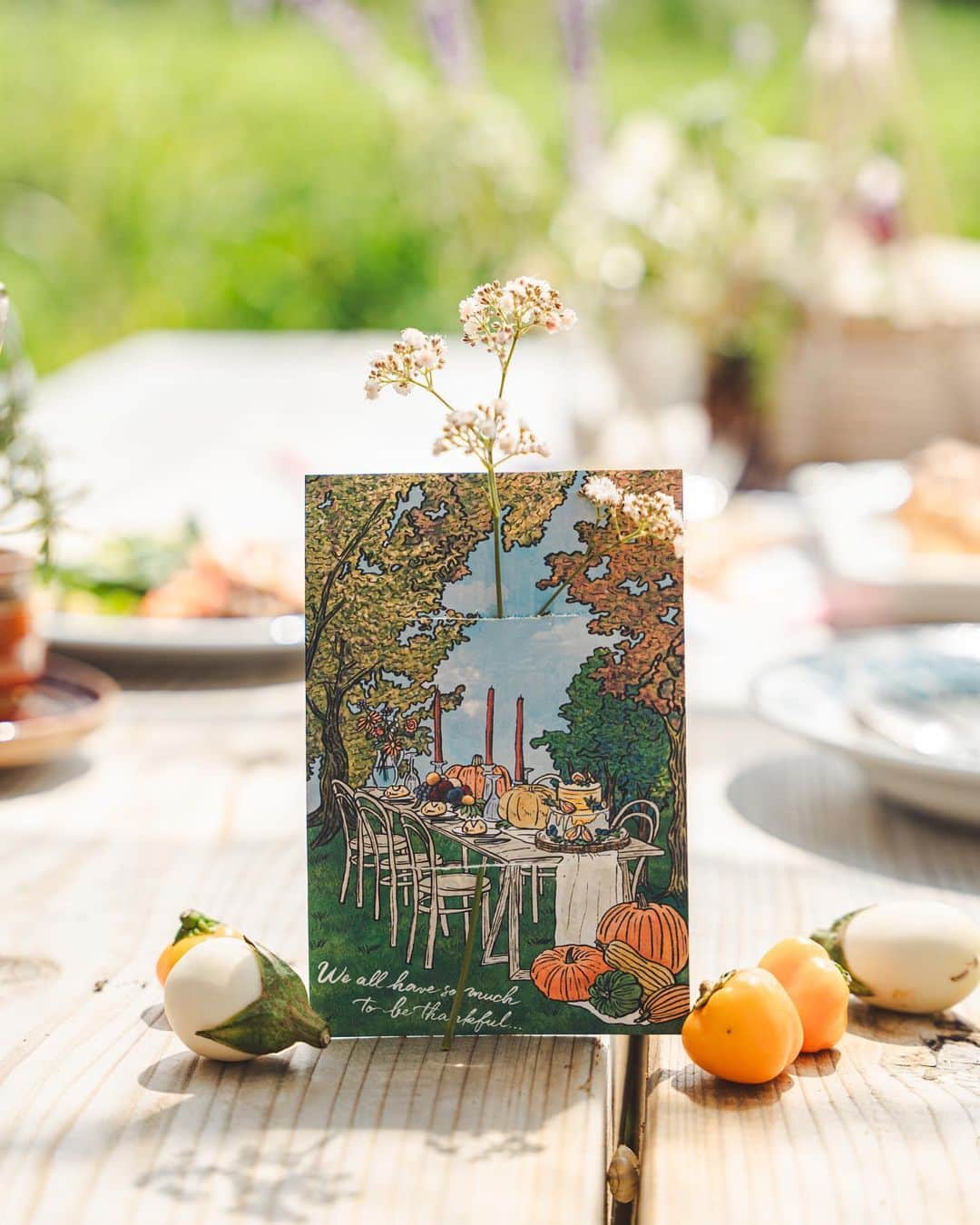 NEXTWEEKENDさんのインスタグラム写真 - (NEXTWEEKENDInstagram)「【10月のグリーティングカード】  毎月無料でダウンロードしていただける 季節のグリーティングカード。  秋の味覚で溢れる10月は、 自然の実りを分かち合える旬のテーブルを題材に。  かぼちゃ畑の中でひらく収穫祭をイメージしたので、 ハロウィンシーズンにも使っていただきたいデザインです🎃  家族や友人へ、秋の野心へのお誘いや、 お裾分けの際に贈っていただけたら嬉しいです。  ▼イラストレーター山川春奈さん @anurah0511 からの一言✍️ 「今月は秋も深まる季節という事で、 収穫祭をテーマにイラストを描きました。 おとぎ話の様な木々に囲まれたテーブルで 食事をする前の雰囲気が伝わると嬉しいなと思います。 秋の色合いって描くのがすごく好きで、 葉っぱが少しずつ色ついてきたりだとか、 変化を感じれるのは楽しいですよね！ そして、秋になると美味しいものが沢山あって つい食べすぎてしまうので、注意が必要です（笑） でも楽しんで食欲の秋を迎えたいと思います。 ハロウィンのお菓子と一緒にプレゼントしても 雰囲気が出るかと思うので、是非ご活用頂きたいです♩」  無料ダウンロードは @nextweekend_jp  WEBサイトおすすめ記事欄より。 　 ============= #今日の小仕事 とは？  楽しかった日の写真、なんでもない日のこだわり、 隣に添えるメッセージカードや自家製の差し入れ。 そんな「なくても困らないけれど、あると嬉しいもの」を 印刷して叶え、その楽しみをシェアし合うハッシュタグです。 https://nextweekend.jp/kyouno_koshigoto/ collaboration with Canon PIXUS =============  　 #今日の小仕事 #pixus #プリンター #週末野心 #PRINTABLES #無料ダウンロード #データダウンロード #プリンター #ペーパーアイテム #グリーティングカード #メッセージカード #オリジナルカード #かみしめる時間」10月1日 13時19分 - nextweekend_jp