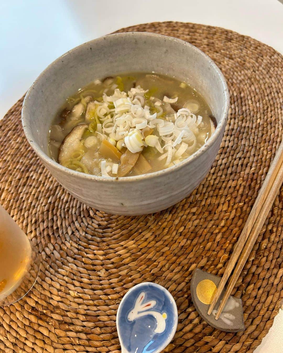 安藤優子さんのインスタグラム写真 - (安藤優子Instagram)「リン快速走行❣️  おそよーございます！  リンです。  今朝はね、めっちゃ足回転させて（笑）朝ンポしたよ。  気持ちよかったなー。  からの、おとーさんが出張から帰ってきたから、おかーさんが、昨日のお鍋の残りに鍋〆ラーメン入れてお昼ごはんにしてたよ。  この麺はよーく味がしみしみになるようにできているんだって。  だから、お鍋の残りにそのままポンと入れるだけだって。  便利だなーって。（笑）  おかーさんは残りものがきれいになると、すごく嬉しいらしい。  いつも残りをどうするかばっかり考えているって。（笑）  言ってた。  あっ、おとーさんもくたびれたから、ゴルフ見ながら昼寝だって。  待ってました❣️  じゃね、アタシもゴルフは見ないけど、昼寝してくるね。  以上、残りもの活用な昼下がりからお伝えしました！  by リン。  #鍋〆ラーメン   #フレンチブルドッグ  #安藤優子」10月1日 13時14分 - yukoando0203