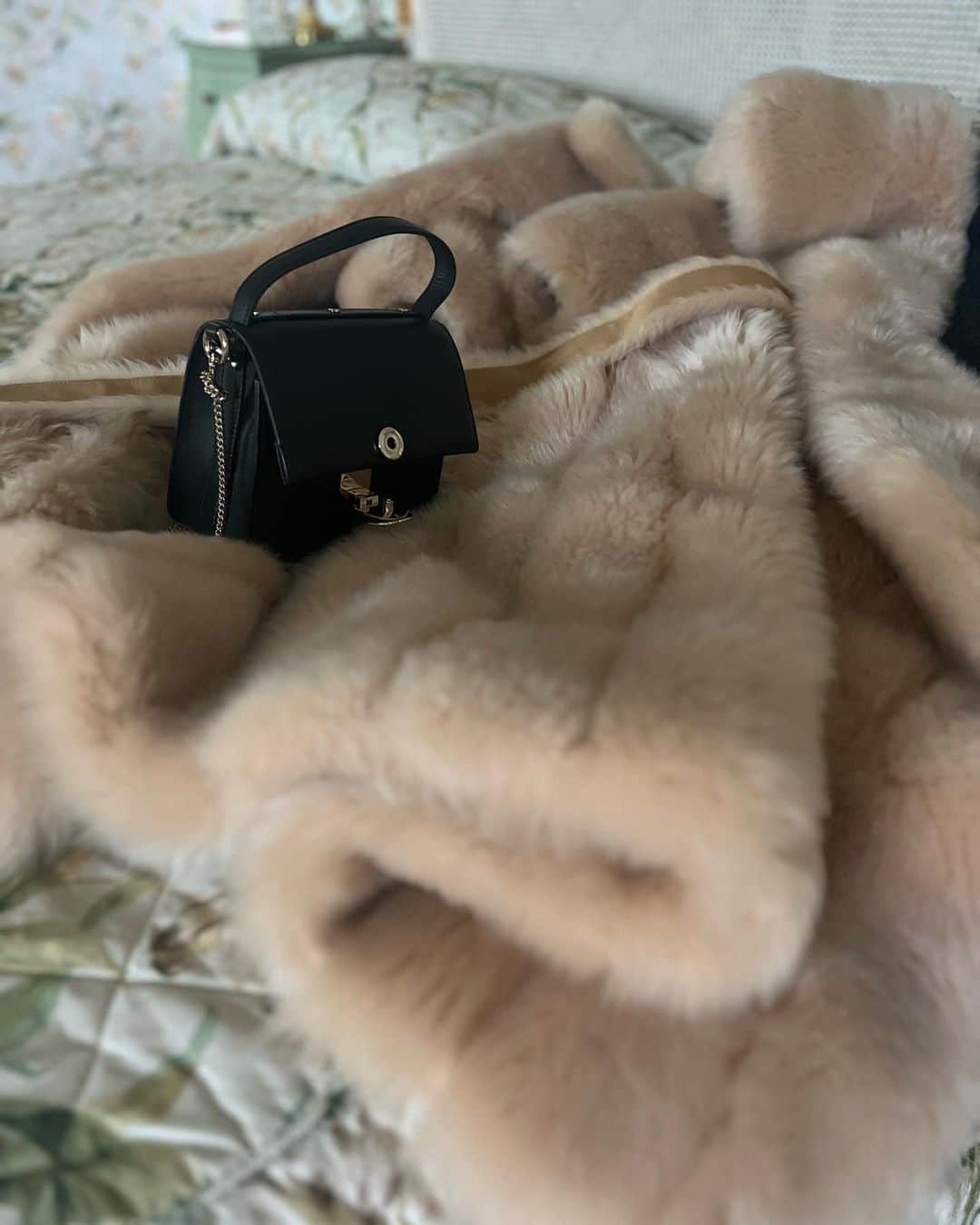 オリヴィア・ワイルドさんのインスタグラム写真 - (オリヴィア・ワイルドInstagram)「Paris stuff 🖤」10月1日 13時14分 - oliviawilde