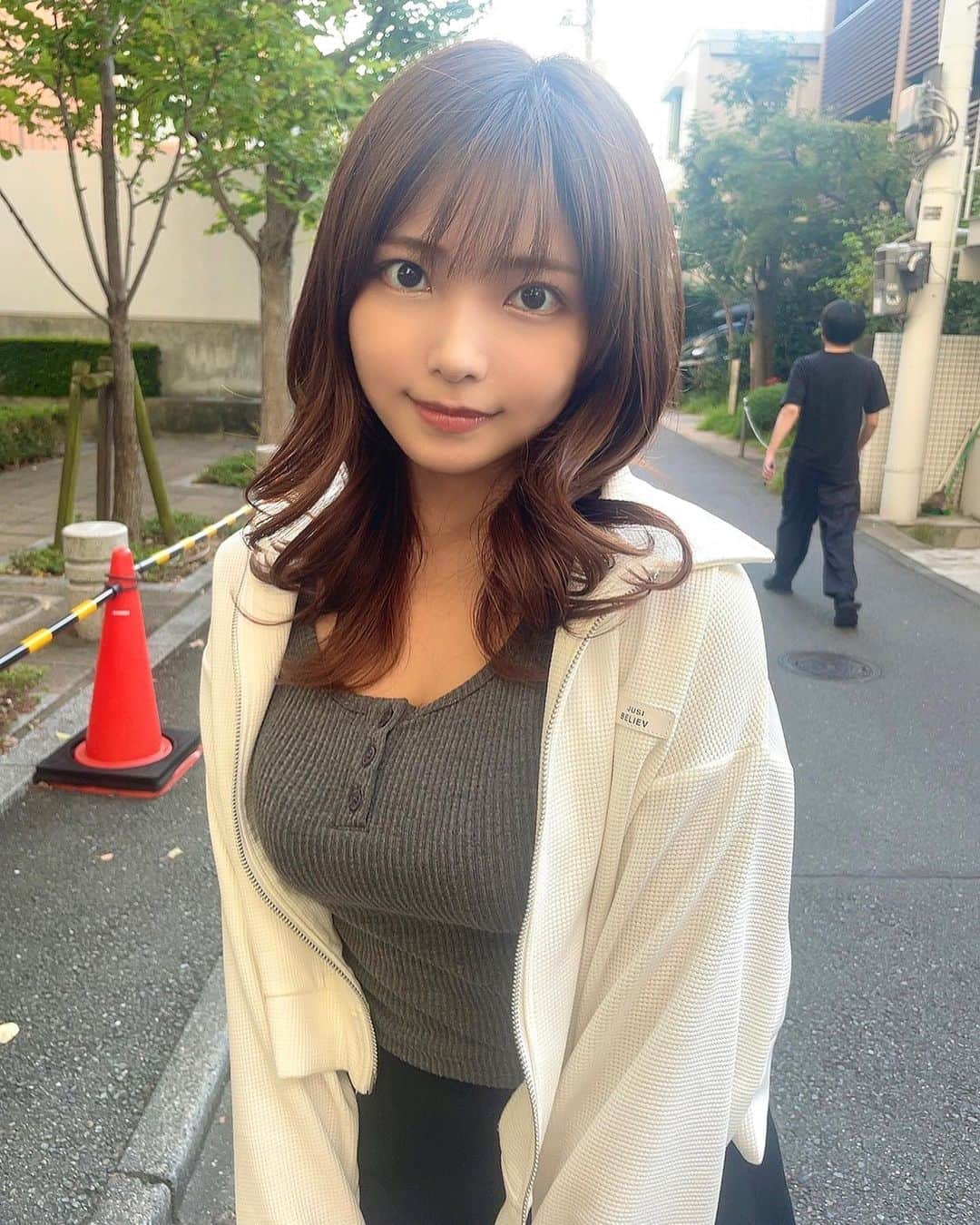 西谷麻糸呂のインスタグラム：「カットカラーしてもらいました😌  最近ファンの皆さんに明るい髪色似合うねって言ってもらうことが多いので、明るさキープしてもらったよ😊🫶  キホさん @kiho12_gunhee  @gunhee_tokyo  いつもありがとうございます✨」
