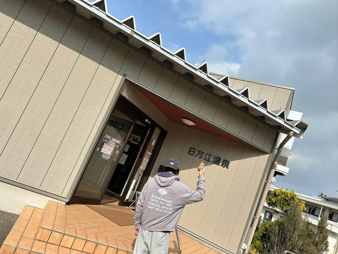 保田賢也さんのインスタグラム写真 - (保田賢也Instagram)「富山🏔️🌊🤽‍♂️🍜🍙♨️🐟 .→→→ ①富山ウォーターポロクラブ🤽‍♂️🤽‍♀️ @toyama_waterpolo_club  ②〜世界一のStarbucks☕︎ ③アラキ🍜 @menaraki1966  ④日方江温泉♨️ ⑤じいちゃん家の近くの⛩️ ⑥近所の酒造　満寿泉🍶 ⑦近所の海🌊 ⑧富山駅🚉 ⑨こんぶおにぎり🍙  富山は車マストですね🚗✨  #富山 #近所すぎるシリーズ #海も山も川もあって素敵な場所 #四季もはっきりわかるし #是非富山へ」10月1日 13時25分 - kenya_yasuda_